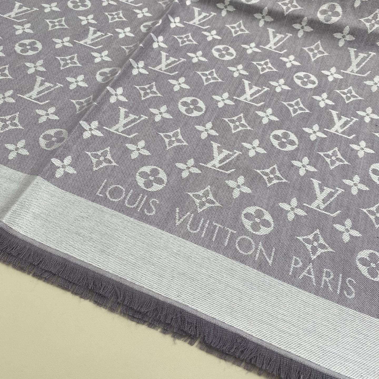 𝐋𝐕 素色字母组合披肩 140*140cm.60%桑蚕丝.40%绵羊毛Monogram Classic