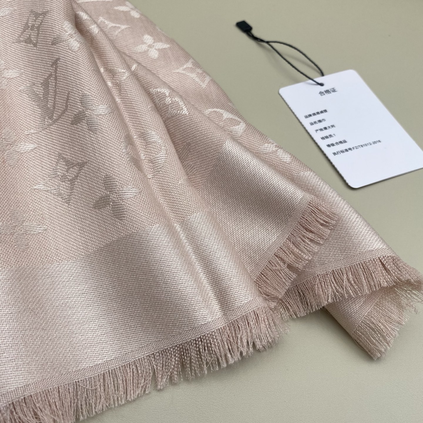 𝐋𝐕 素色字母组合披肩 140*140cm.60%桑蚕丝.40%绵羊毛Monogram Classic