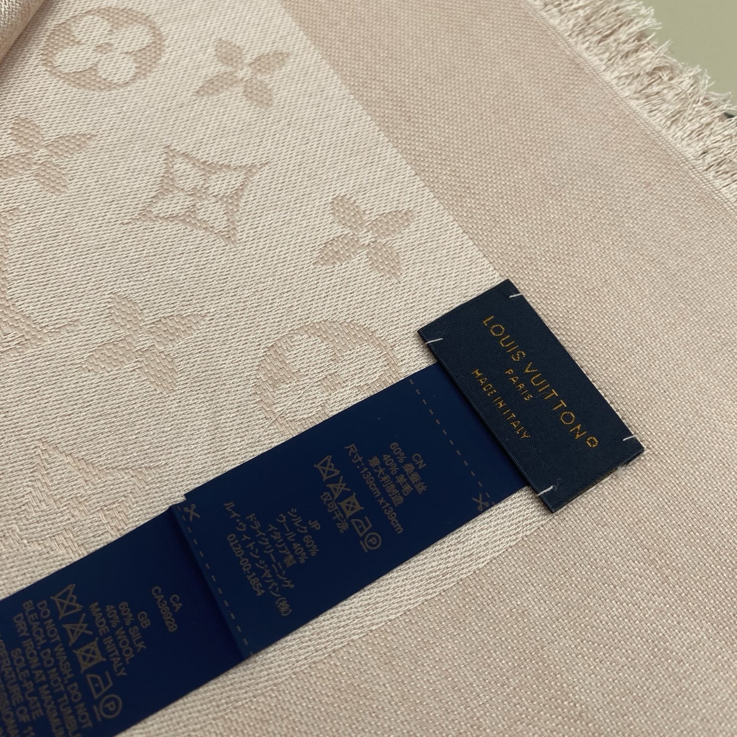 𝐋𝐕 素色字母组合披肩 140*140cm.60%桑蚕丝.40%绵羊毛Monogram Classic