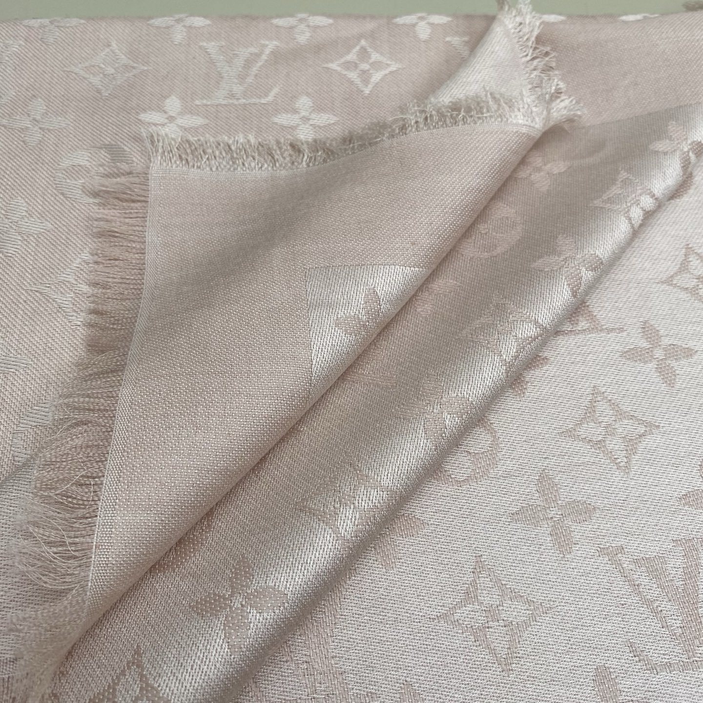 𝐋𝐕 素色字母组合披肩 140*140cm.60%桑蚕丝.40%绵羊毛Monogram Classic