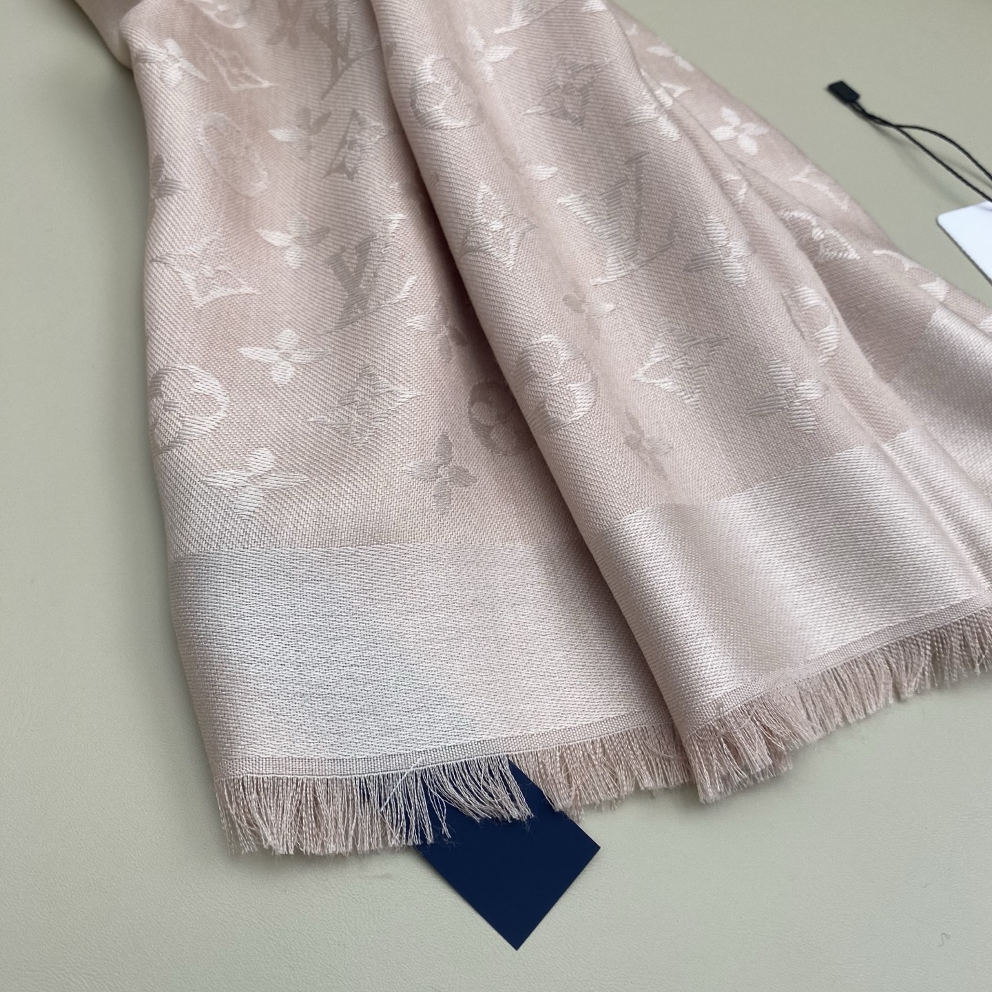 𝐋𝐕 素色字母组合披肩 140*140cm.60%桑蚕丝.40%绵羊毛Monogram Classic