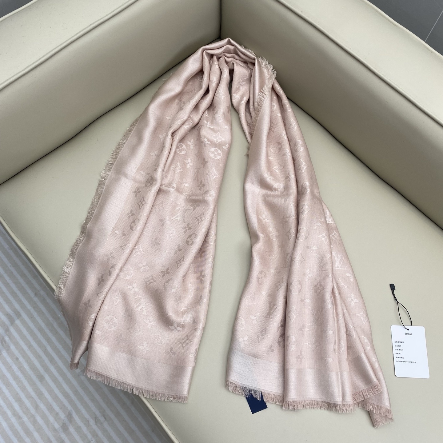 𝐋𝐕 素色字母组合披肩 140*140cm.60%桑蚕丝.40%绵羊毛Monogram Classic