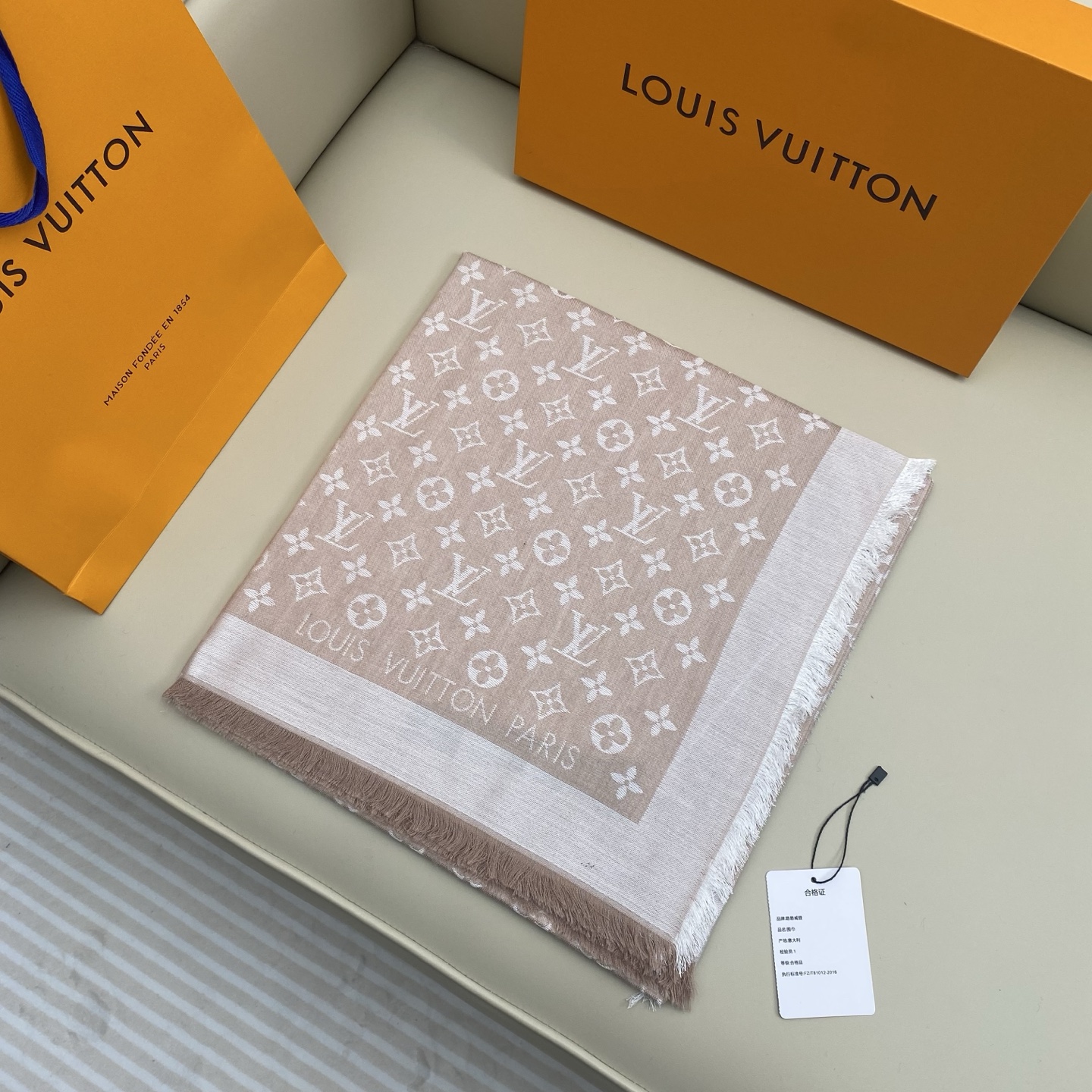 𝐋𝐕 素色字母组合披肩 140*140cm.60%桑蚕丝.40%绵羊毛Monogram Classic 