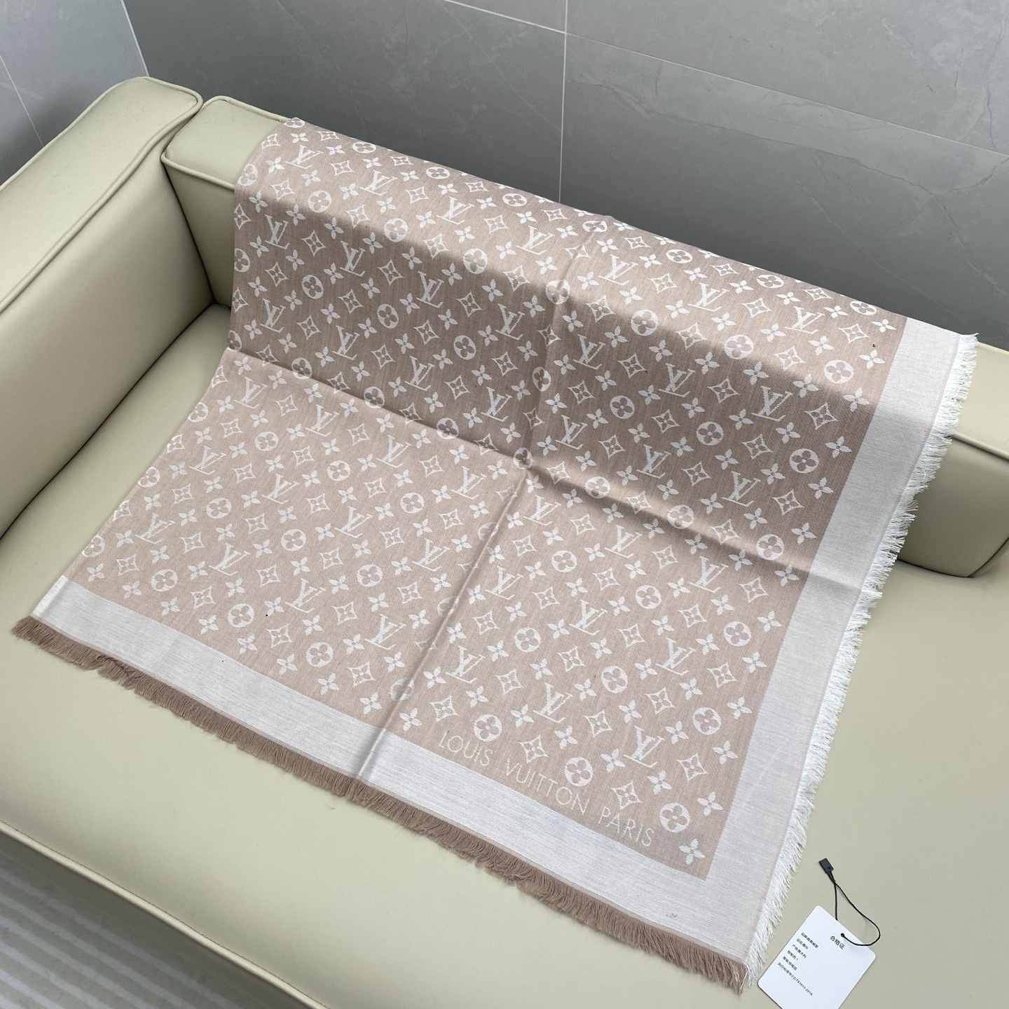 𝐋𝐕 素色字母组合披肩 140*140cm.60%桑蚕丝.40%绵羊毛Monogram Classic