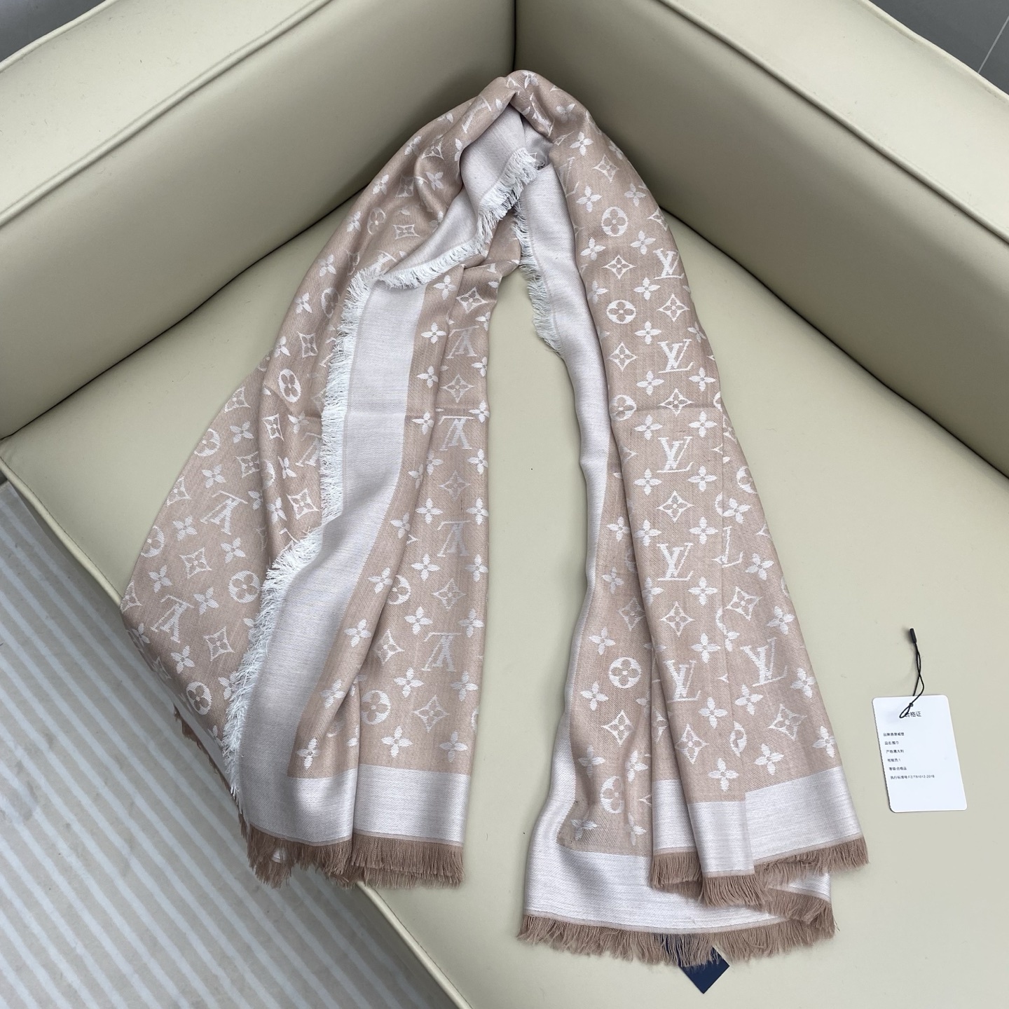 𝐋𝐕 素色字母组合披肩 140*140cm.60%桑蚕丝.40%绵羊毛Monogram Classic