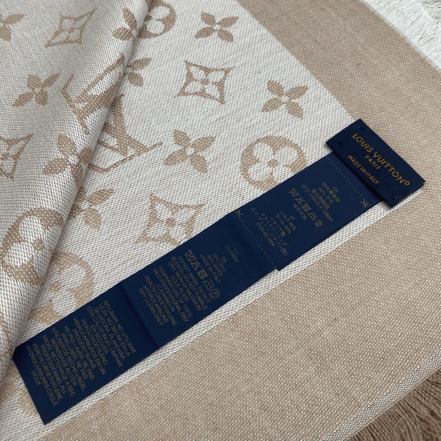 𝐋𝐕 素色字母组合披肩 140*140cm.60%桑蚕丝.40%绵羊毛Monogram Classic