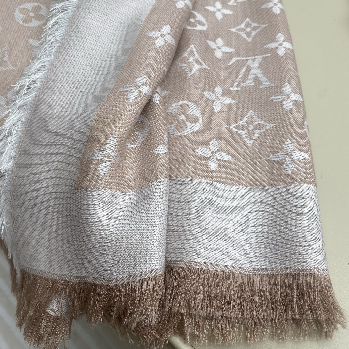 𝐋𝐕 素色字母组合披肩 140*140cm.60%桑蚕丝.40%绵羊毛Monogram Classic