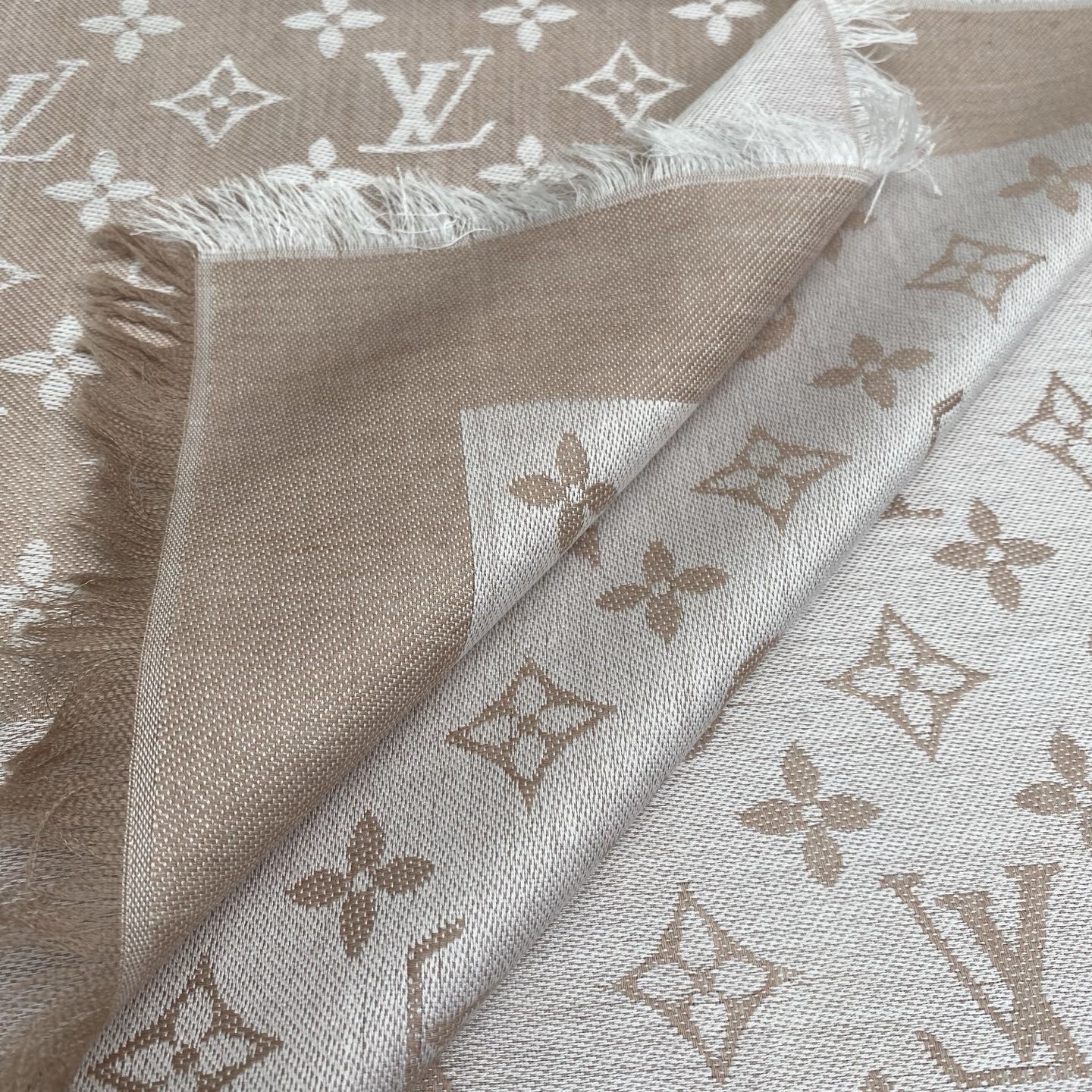 𝐋𝐕 素色字母组合披肩 140*140cm.60%桑蚕丝.40%绵羊毛Monogram Classic