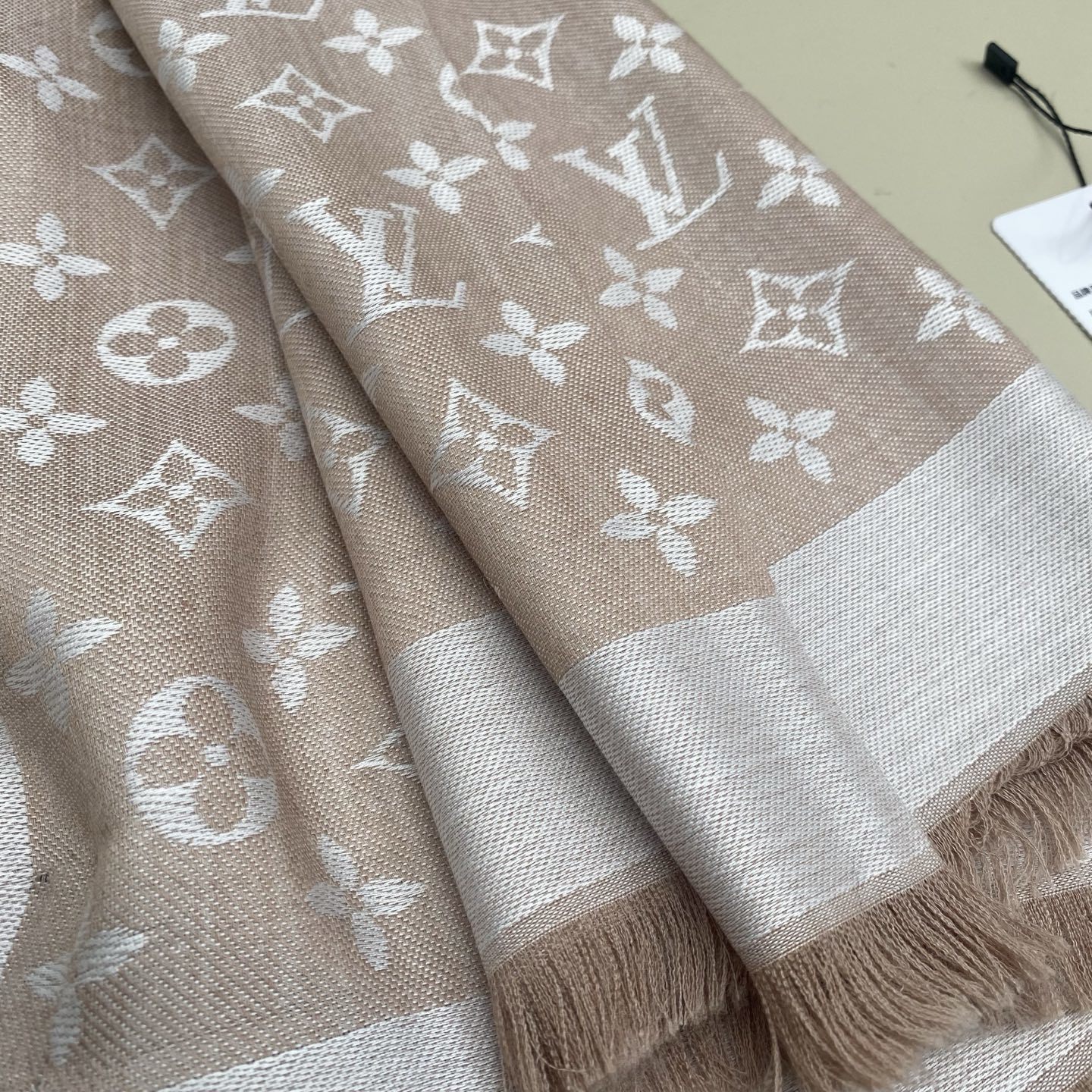 𝐋𝐕 素色字母组合披肩 140*140cm.60%桑蚕丝.40%绵羊毛Monogram Classic