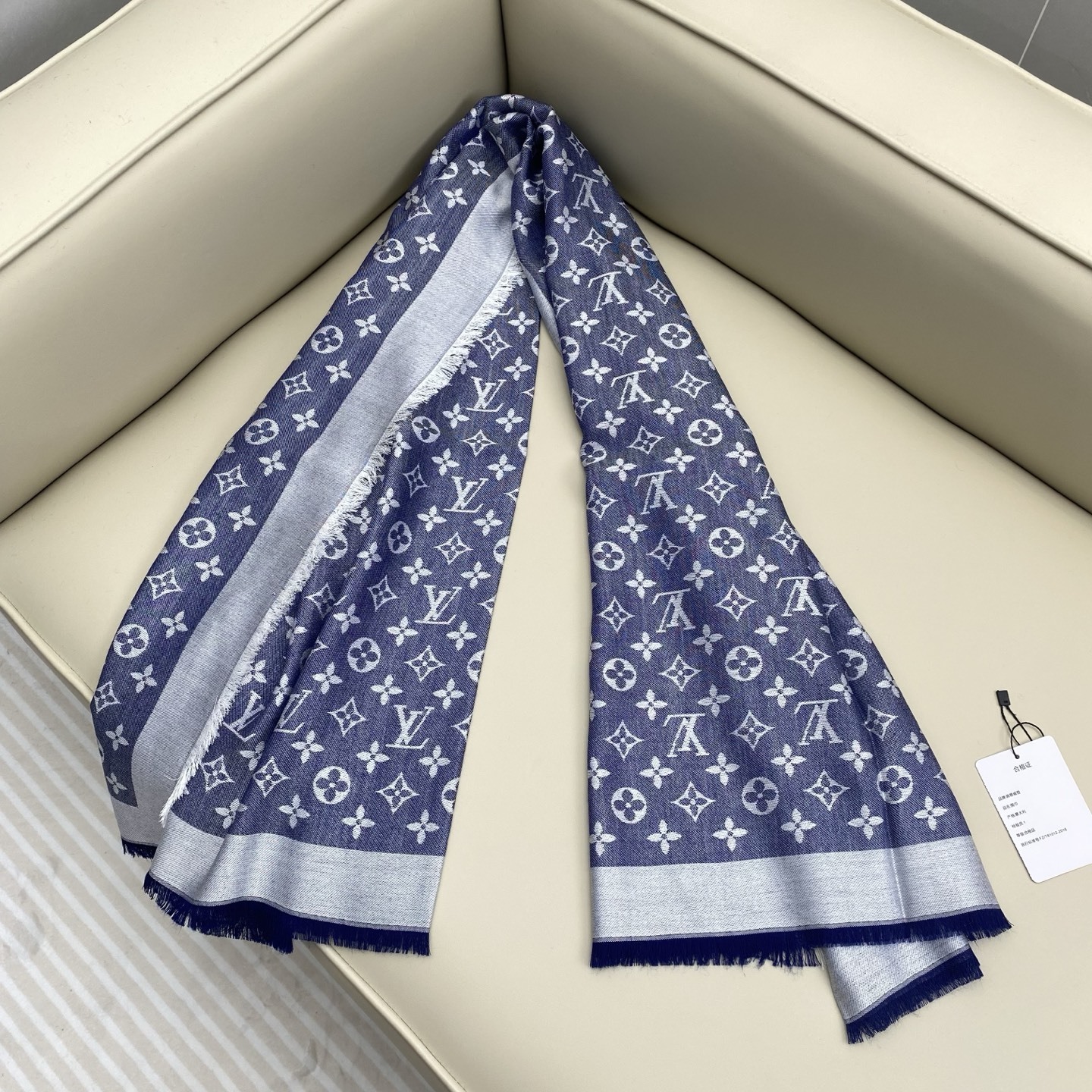 𝐋𝐕 素色字母组合披肩 140*140cm.60%桑蚕丝.40%绵羊毛Monogram Classic