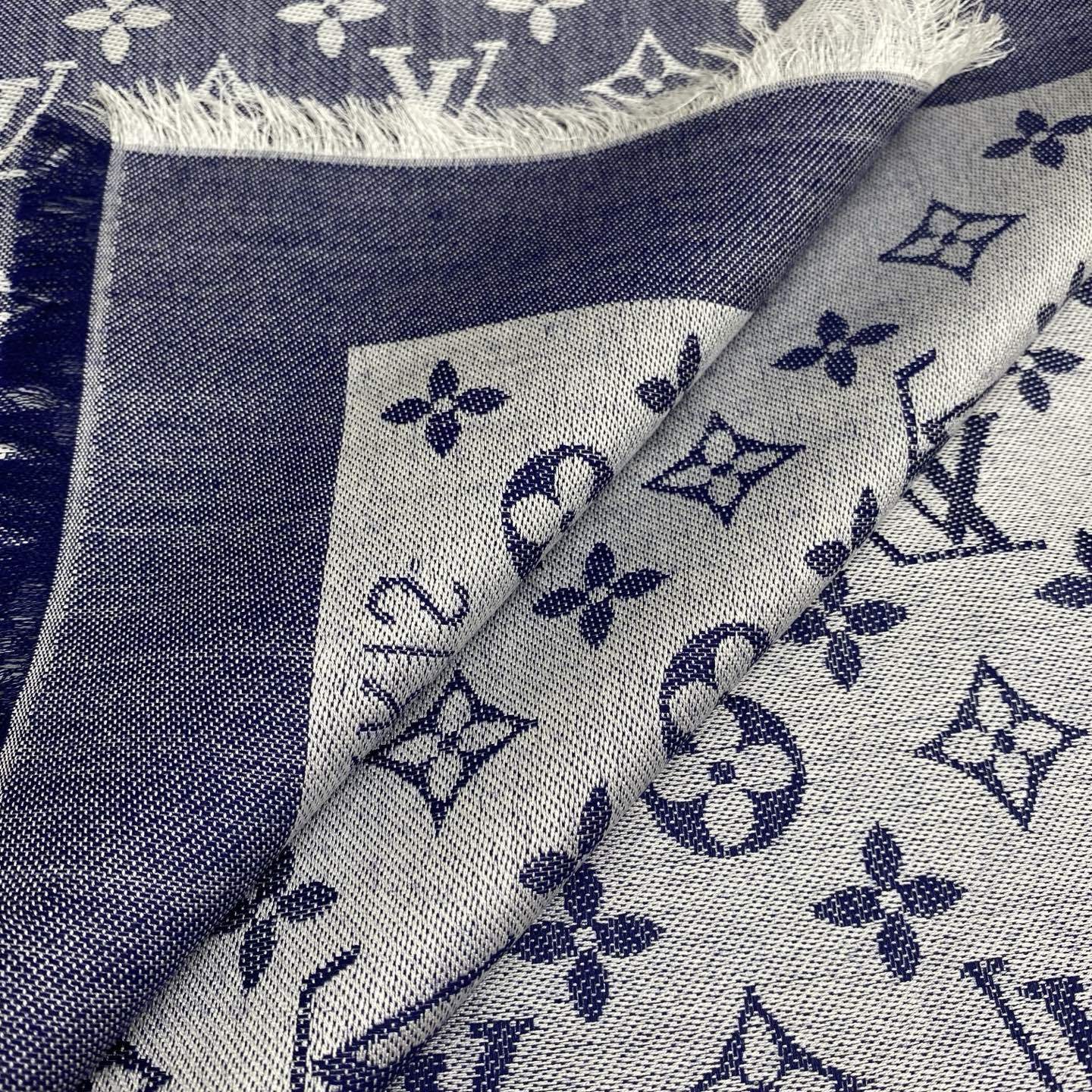 𝐋𝐕 素色字母组合披肩 140*140cm.60%桑蚕丝.40%绵羊毛Monogram Classic