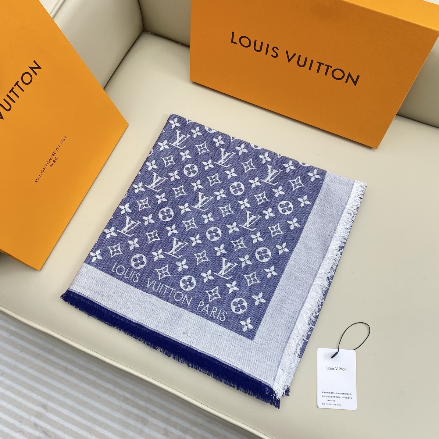 𝐋𝐕 素色字母组合披肩 140*140cm.60%桑蚕丝.40%绵羊毛Monogram Classic 