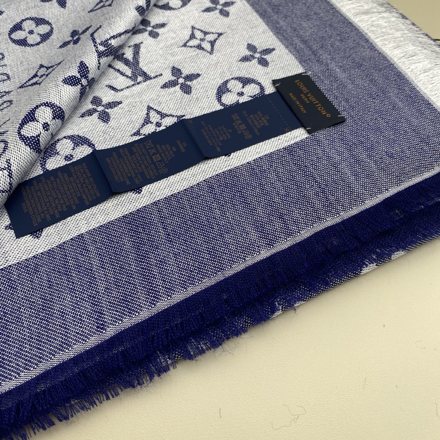 𝐋𝐕 素色字母组合披肩 140*140cm.60%桑蚕丝.40%绵羊毛Monogram Classic