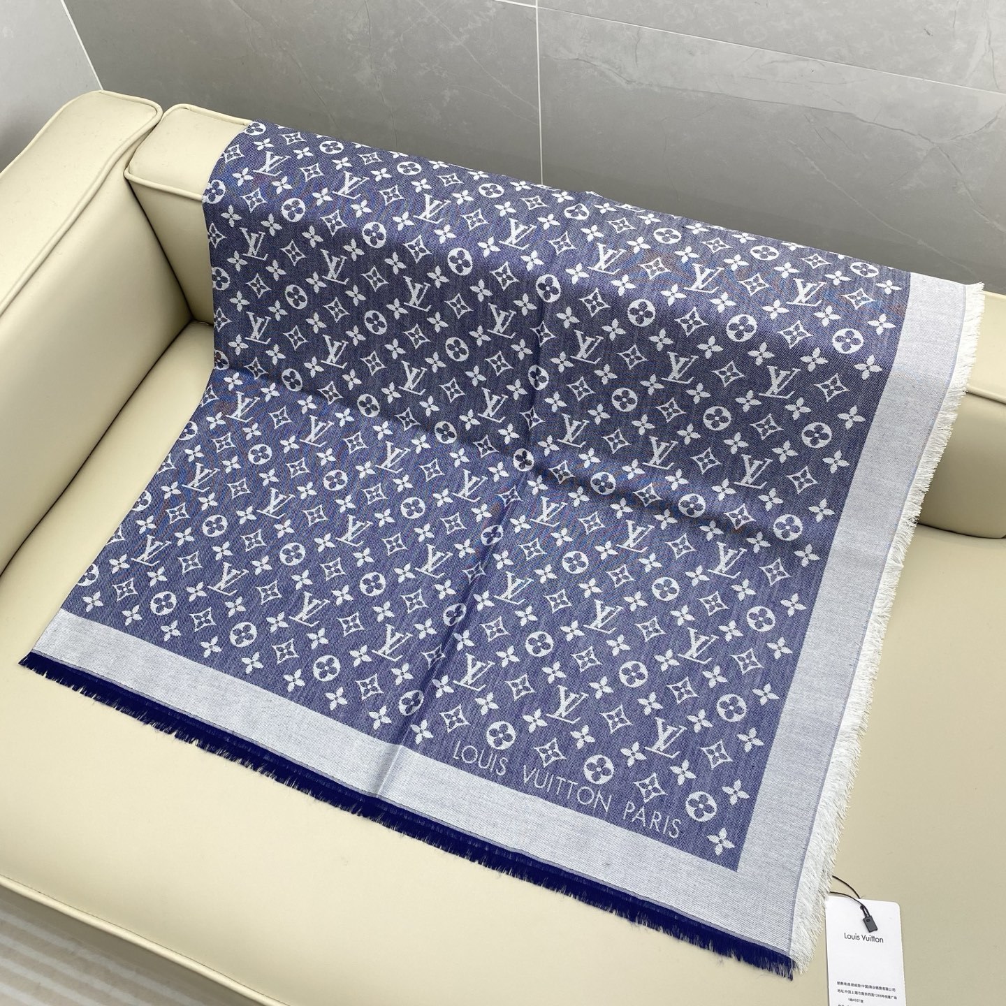 𝐋𝐕 素色字母组合披肩 140*140cm.60%桑蚕丝.40%绵羊毛Monogram Classic