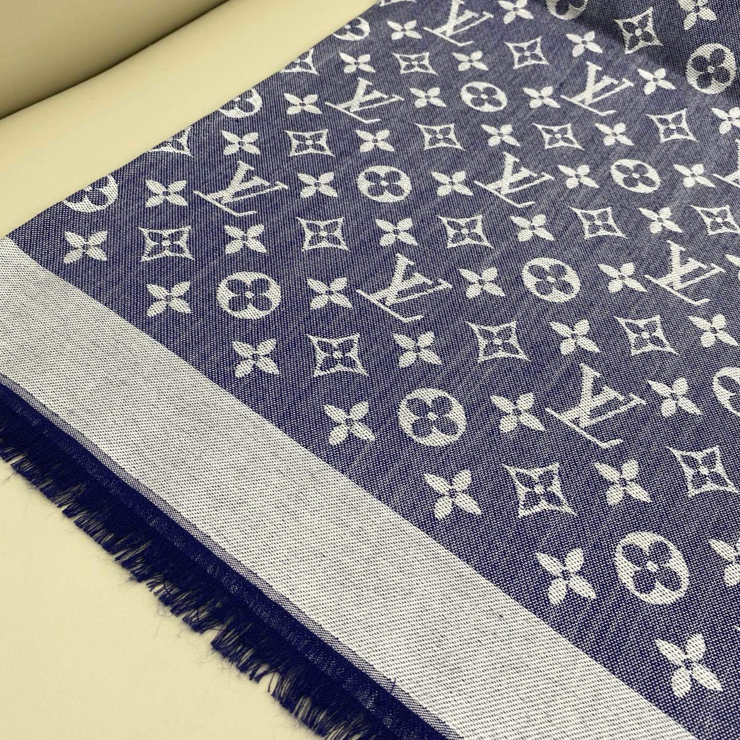 𝐋𝐕 素色字母组合披肩 140*140cm.60%桑蚕丝.40%绵羊毛Monogram Classic