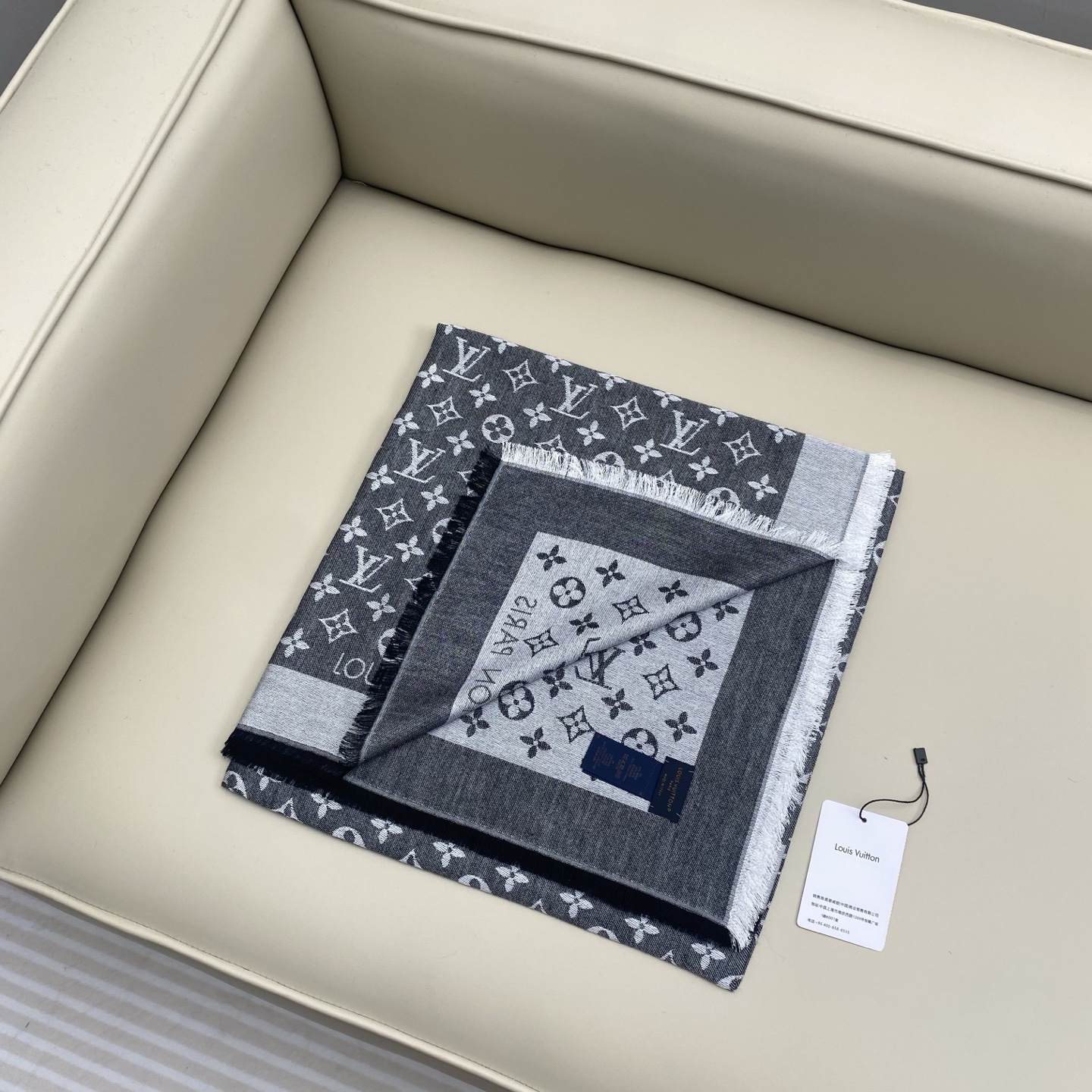 𝐋𝐕 素色字母组合披肩 140*140cm.60%桑蚕丝.40%绵羊毛Monogram Classic