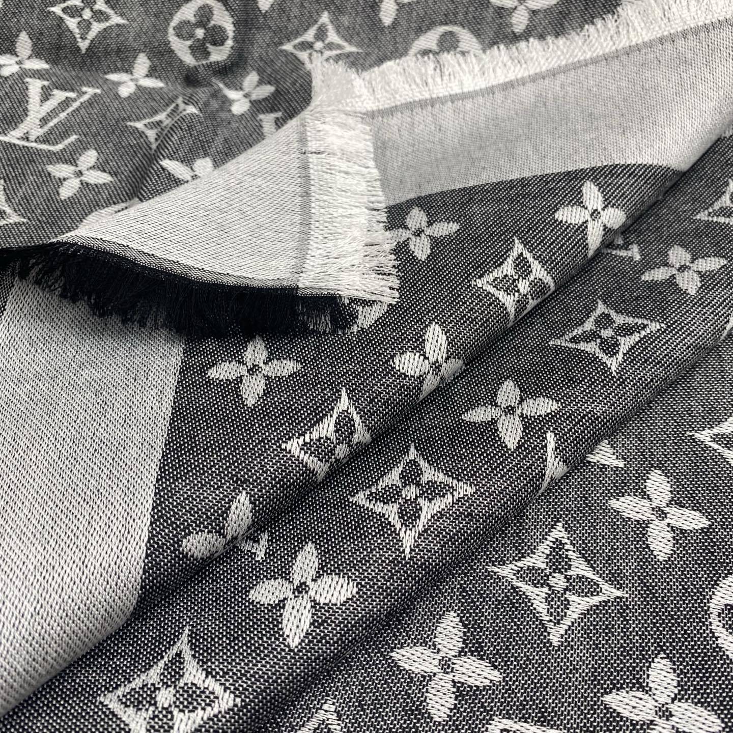 𝐋𝐕 素色字母组合披肩 140*140cm.60%桑蚕丝.40%绵羊毛Monogram Classic