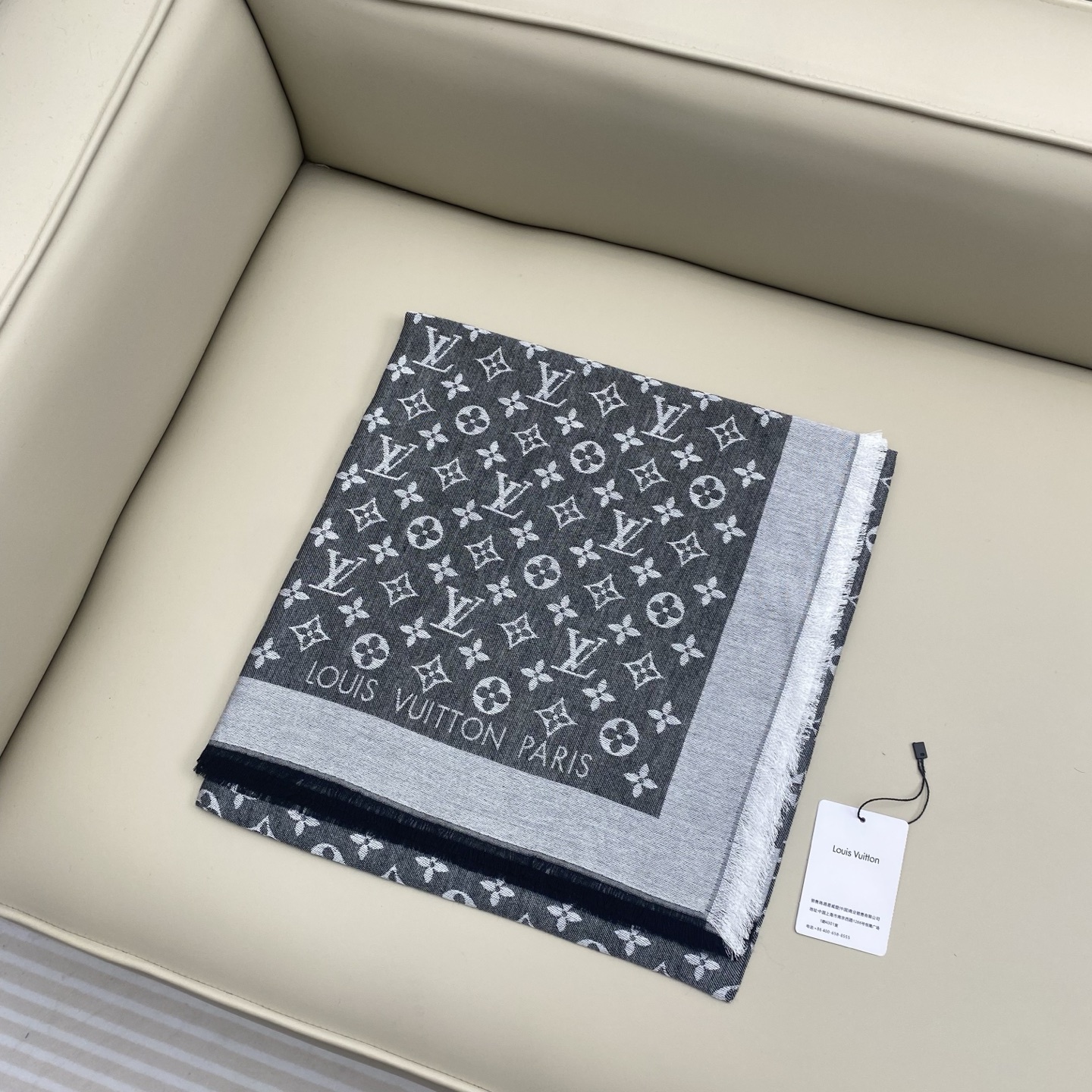 𝐋𝐕 素色字母组合披肩 140*140cm.60%桑蚕丝.40%绵羊毛Monogram Classic