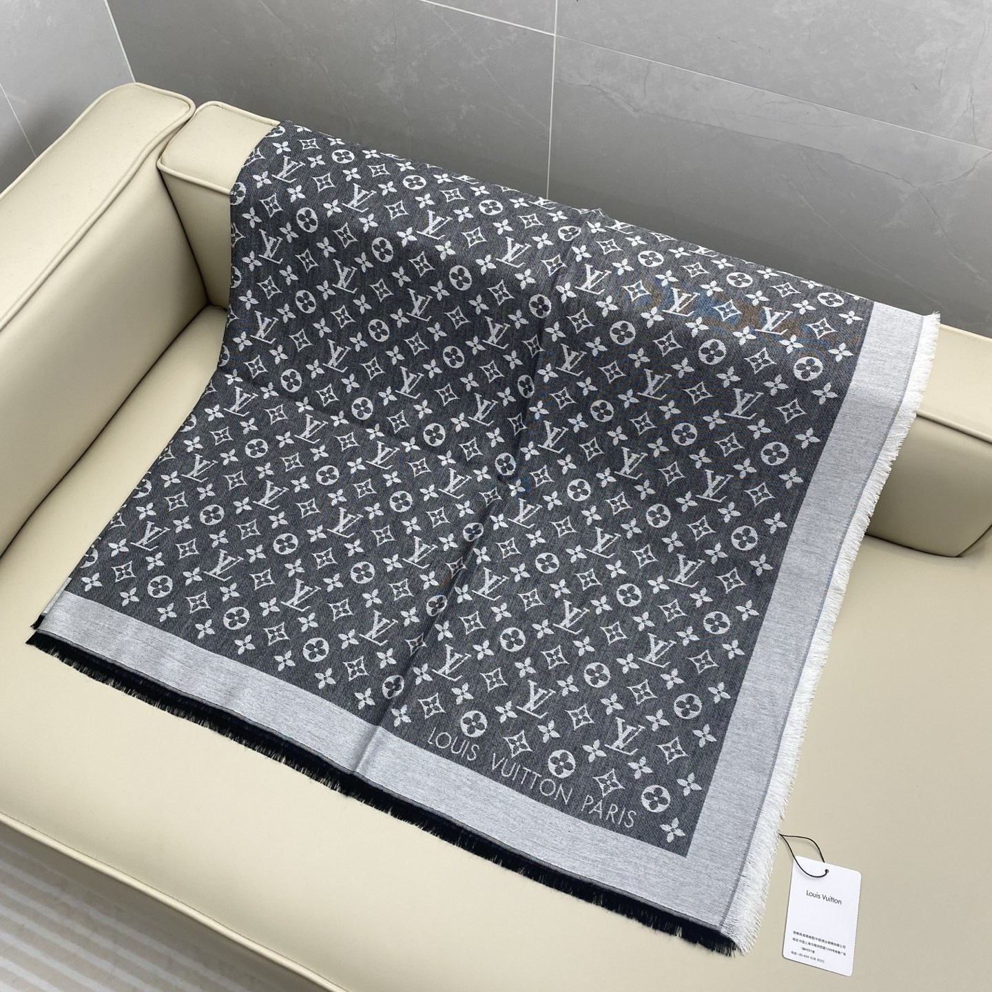 𝐋𝐕 素色字母组合披肩 140*140cm.60%桑蚕丝.40%绵羊毛Monogram Classic