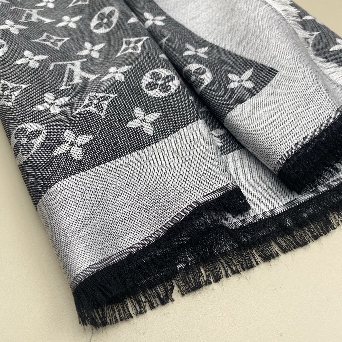 𝐋𝐕 素色字母组合披肩 140*140cm.60%桑蚕丝.40%绵羊毛Monogram Classic