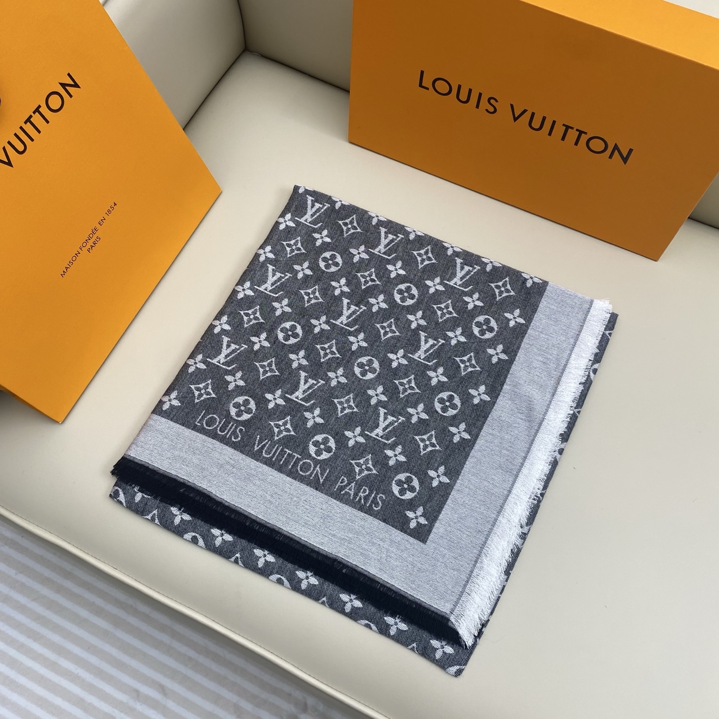 𝐋𝐕 素色字母组合披肩 140*140cm.60%桑蚕丝.40%绵羊毛Monogram Classic 