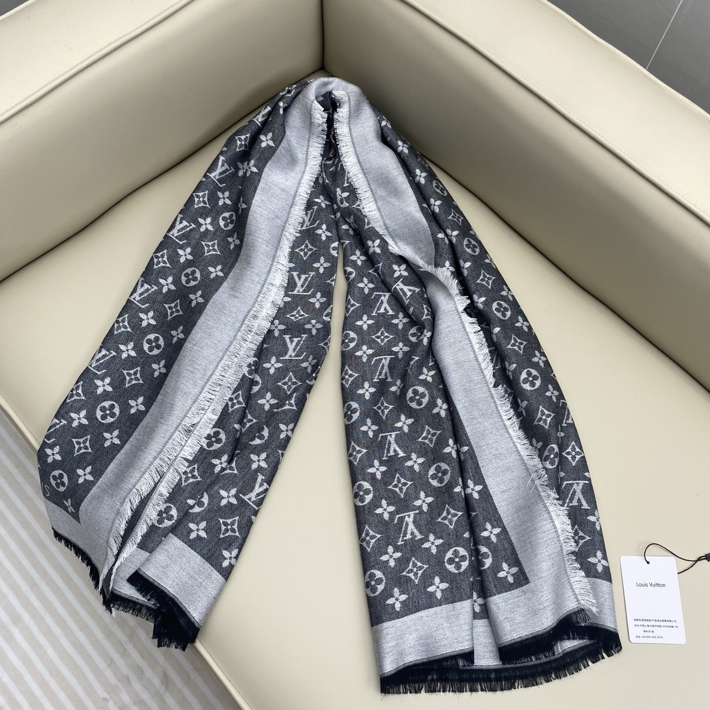 𝐋𝐕 素色字母组合披肩 140*140cm.60%桑蚕丝.40%绵羊毛Monogram Classic