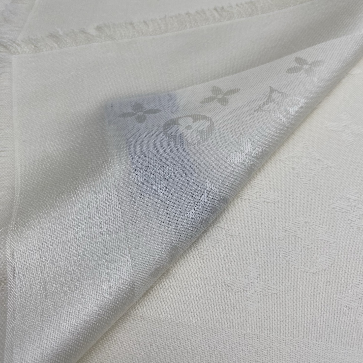 𝐋𝐕 素色字母组合披肩 140*140cm.60%桑蚕丝.40%绵羊毛Monogram Classic