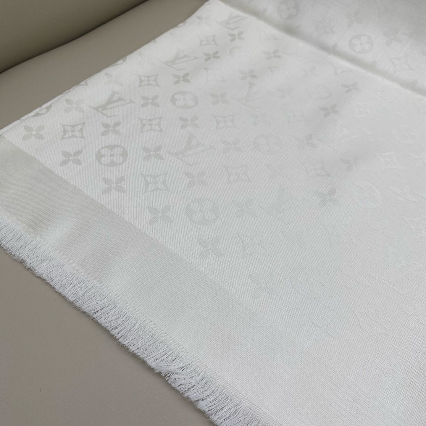 𝐋𝐕 素色字母组合披肩 140*140cm.60%桑蚕丝.40%绵羊毛Monogram Classic