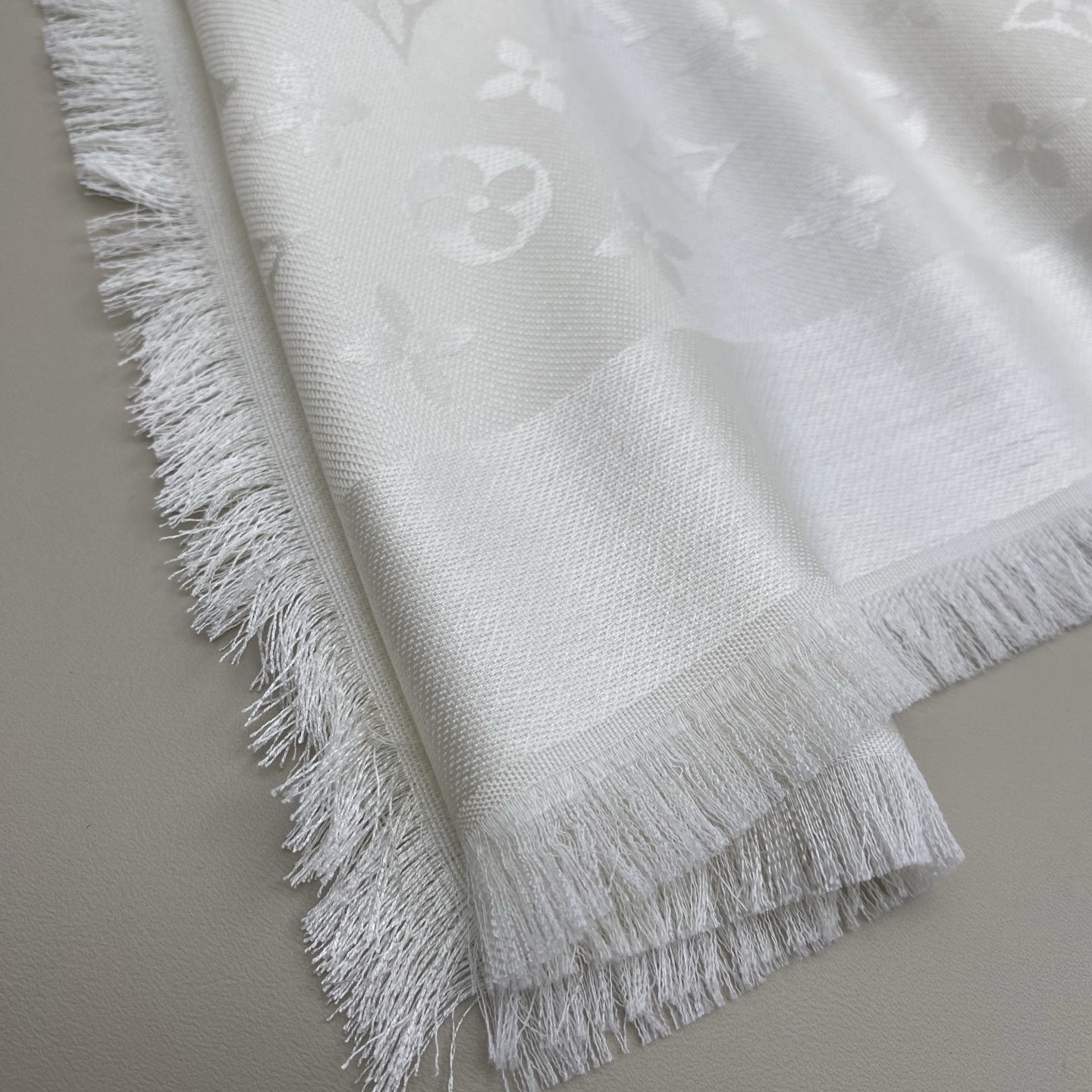 𝐋𝐕 素色字母组合披肩 140*140cm.60%桑蚕丝.40%绵羊毛Monogram Classic