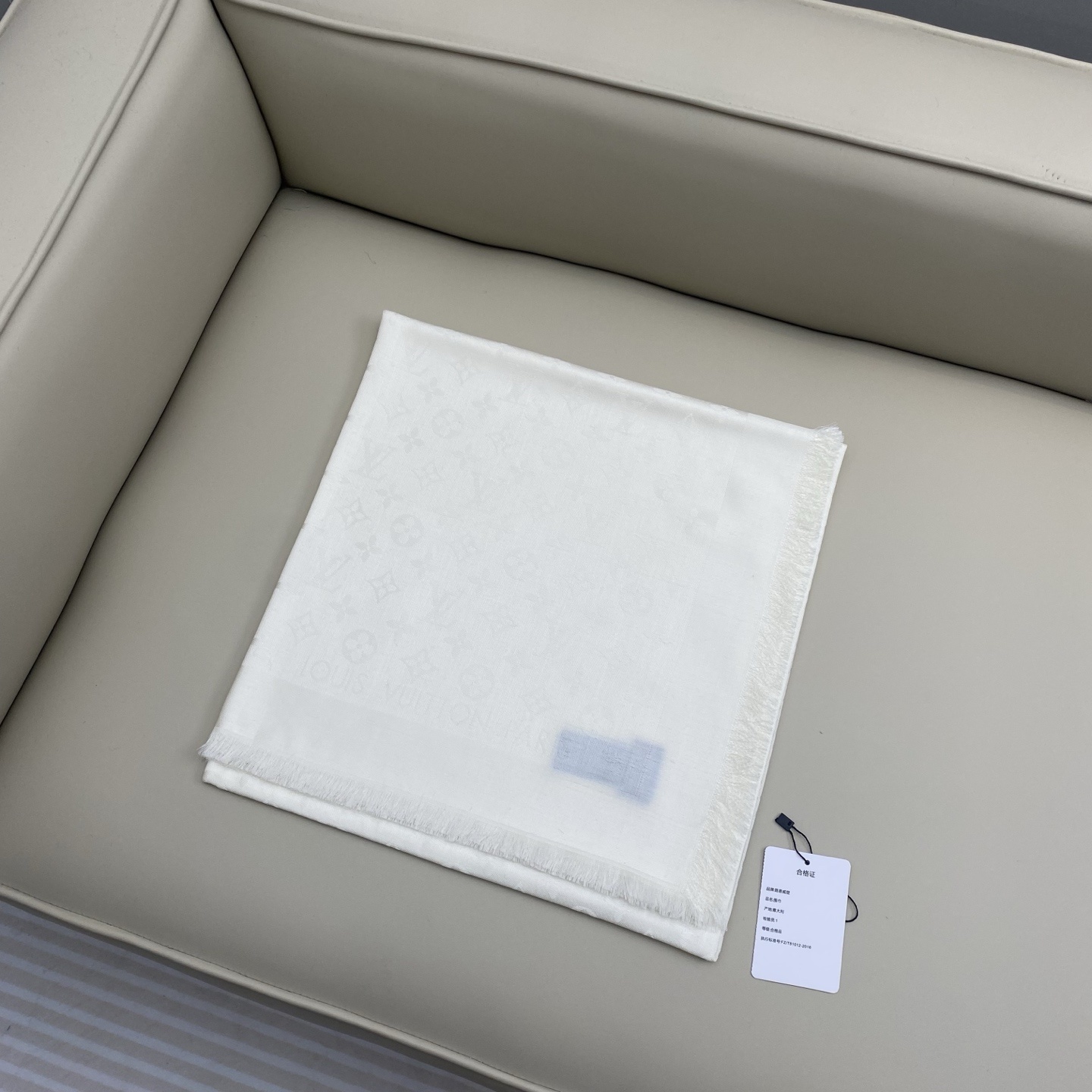 𝐋𝐕 素色字母组合披肩 140*140cm.60%桑蚕丝.40%绵羊毛Monogram Classic