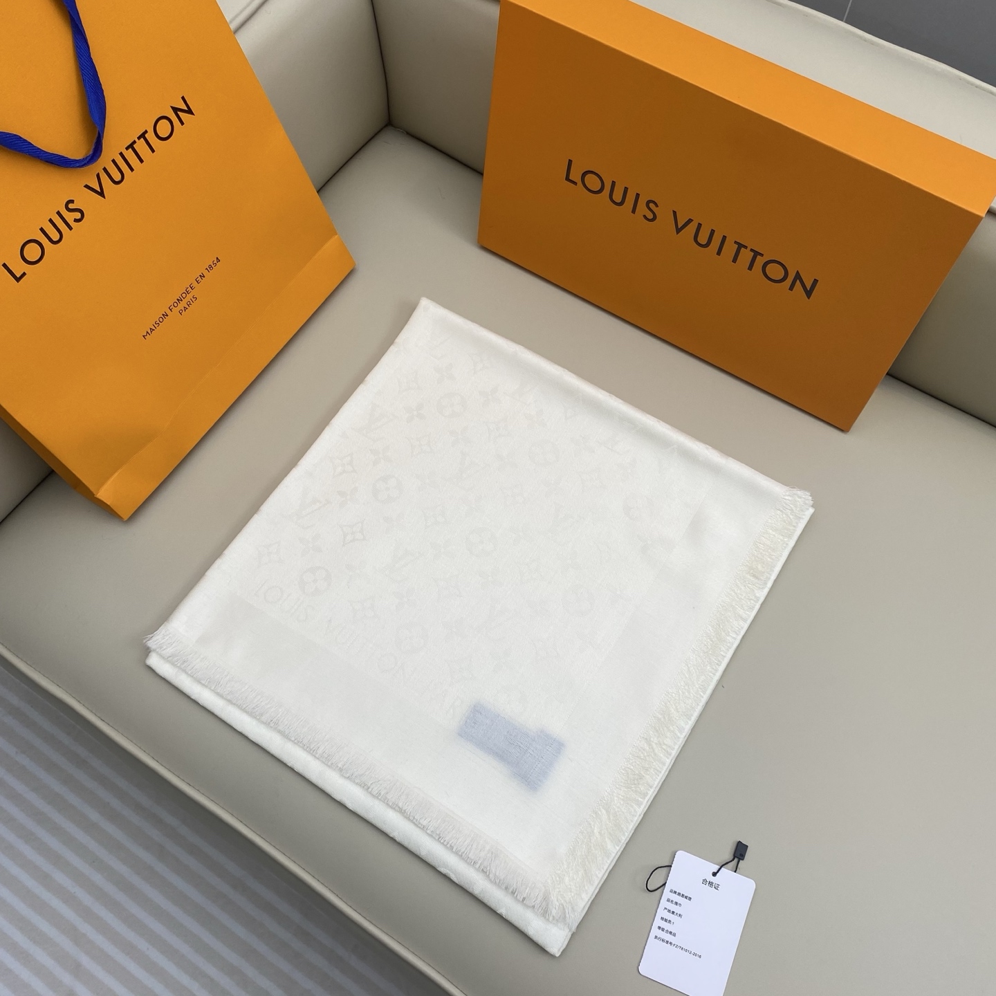 𝐋𝐕 素色字母组合披肩 140*140cm.60%桑蚕丝.40%绵羊毛Monogram Classic 