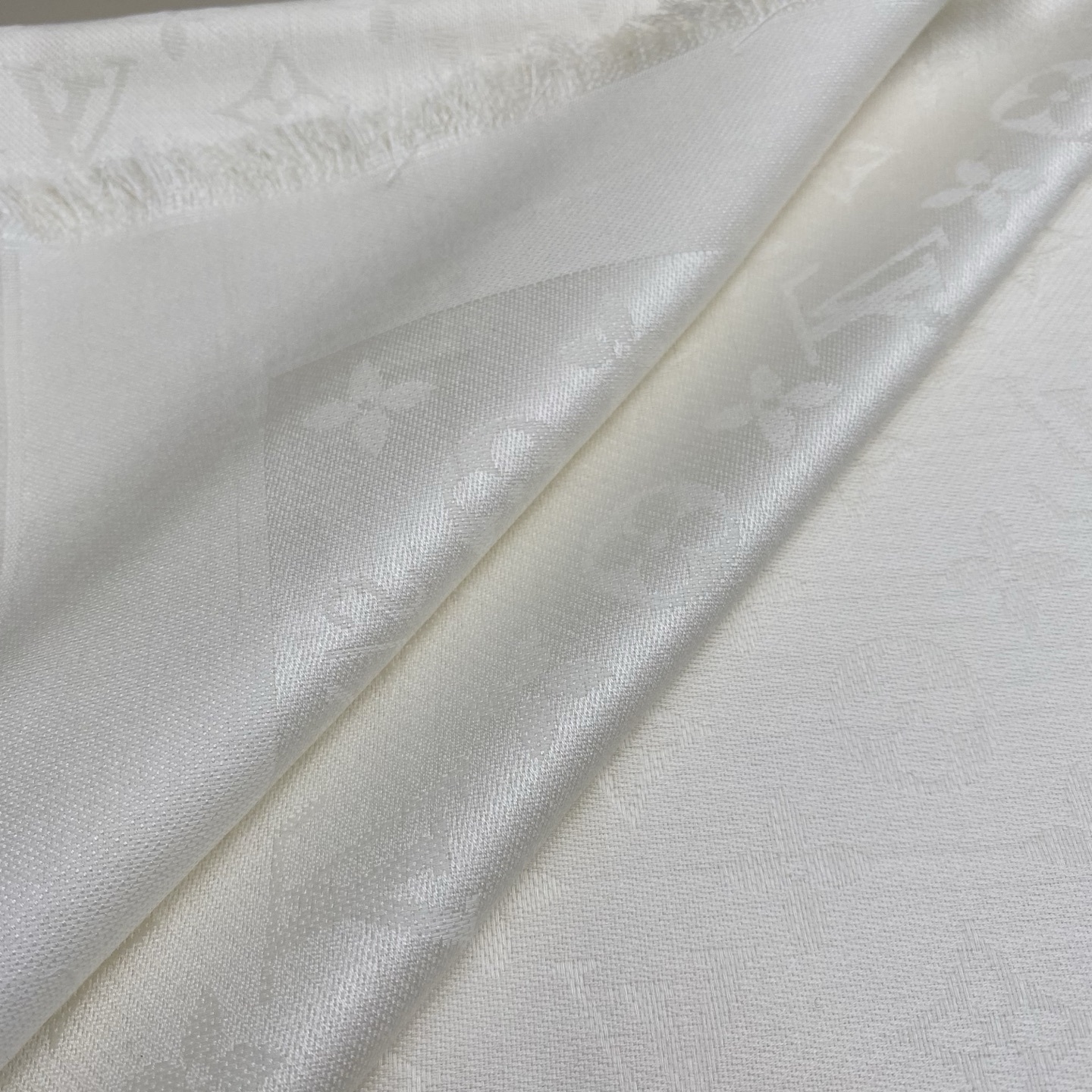 𝐋𝐕 素色字母组合披肩 140*140cm.60%桑蚕丝.40%绵羊毛Monogram Classic