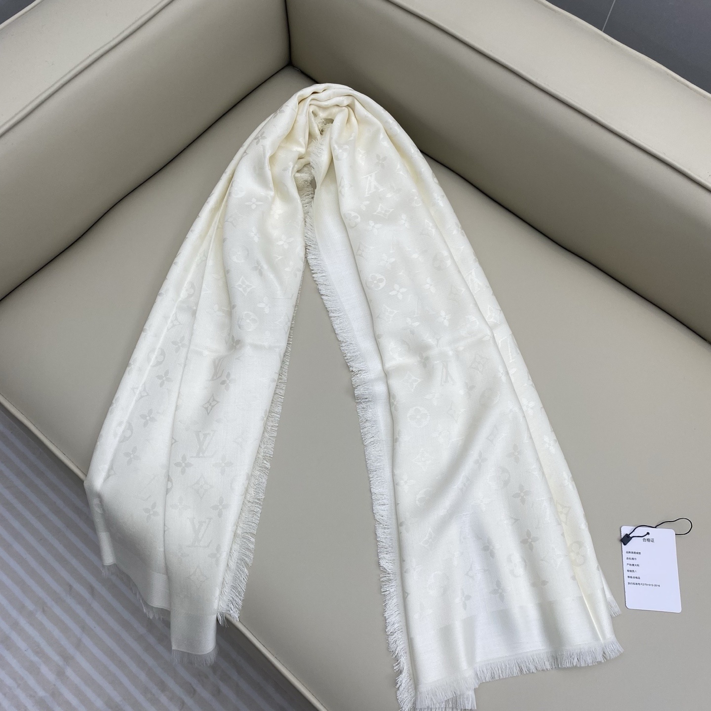 𝐋𝐕 素色字母组合披肩 140*140cm.60%桑蚕丝.40%绵羊毛Monogram Classic