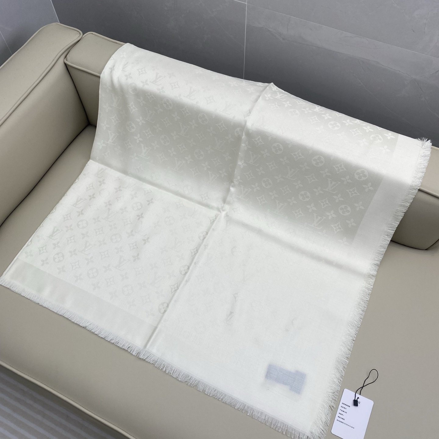 𝐋𝐕 素色字母组合披肩 140*140cm.60%桑蚕丝.40%绵羊毛Monogram Classic