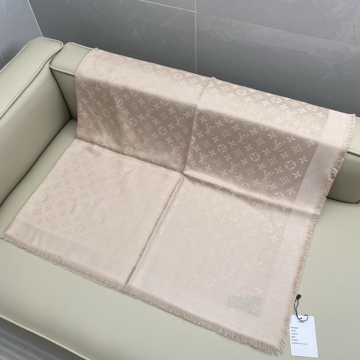 𝐋𝐕 素色字母组合披肩 140*140cm.60%桑蚕丝.40%绵羊毛Monogram Classic