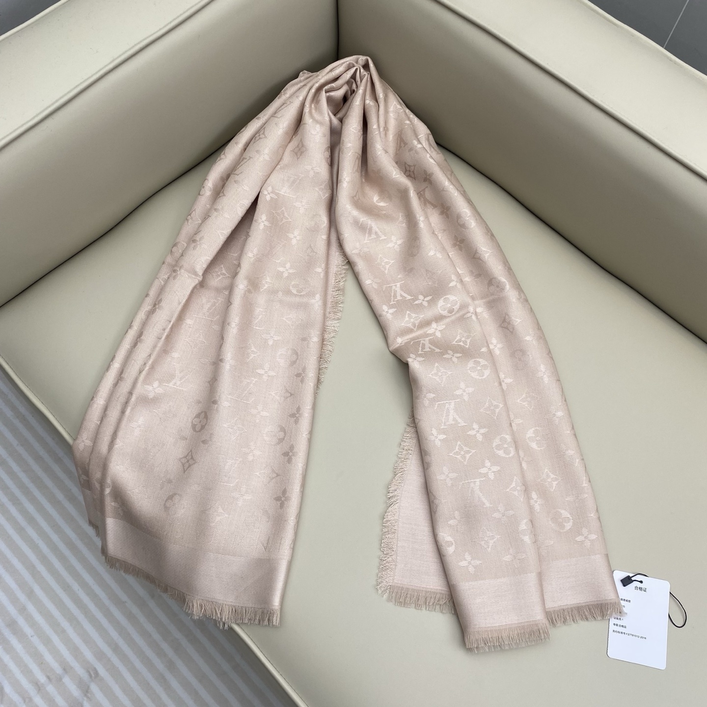 𝐋𝐕 素色字母组合披肩 140*140cm.60%桑蚕丝.40%绵羊毛Monogram Classic