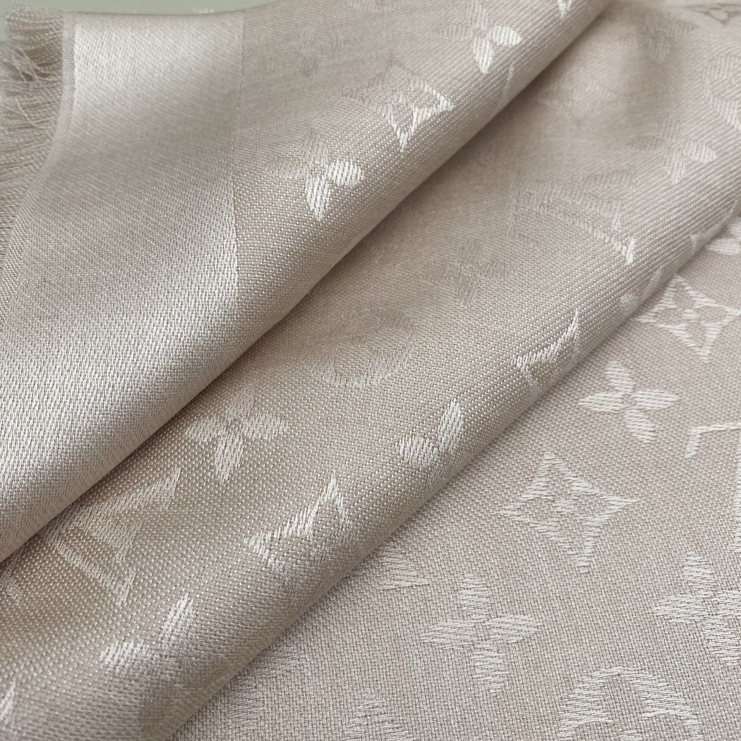 𝐋𝐕 素色字母组合披肩 140*140cm.60%桑蚕丝.40%绵羊毛Monogram Classic