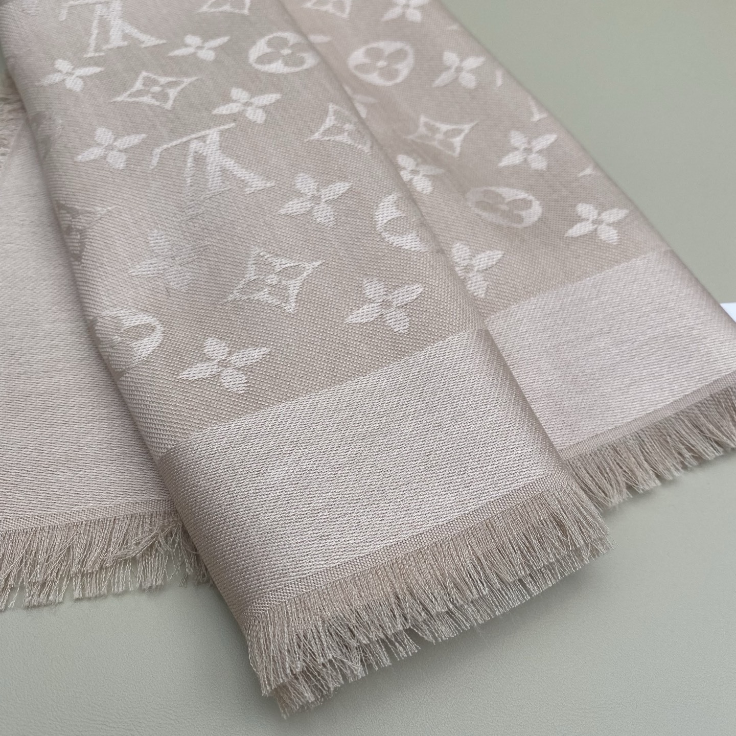 𝐋𝐕 素色字母组合披肩 140*140cm.60%桑蚕丝.40%绵羊毛Monogram Classic