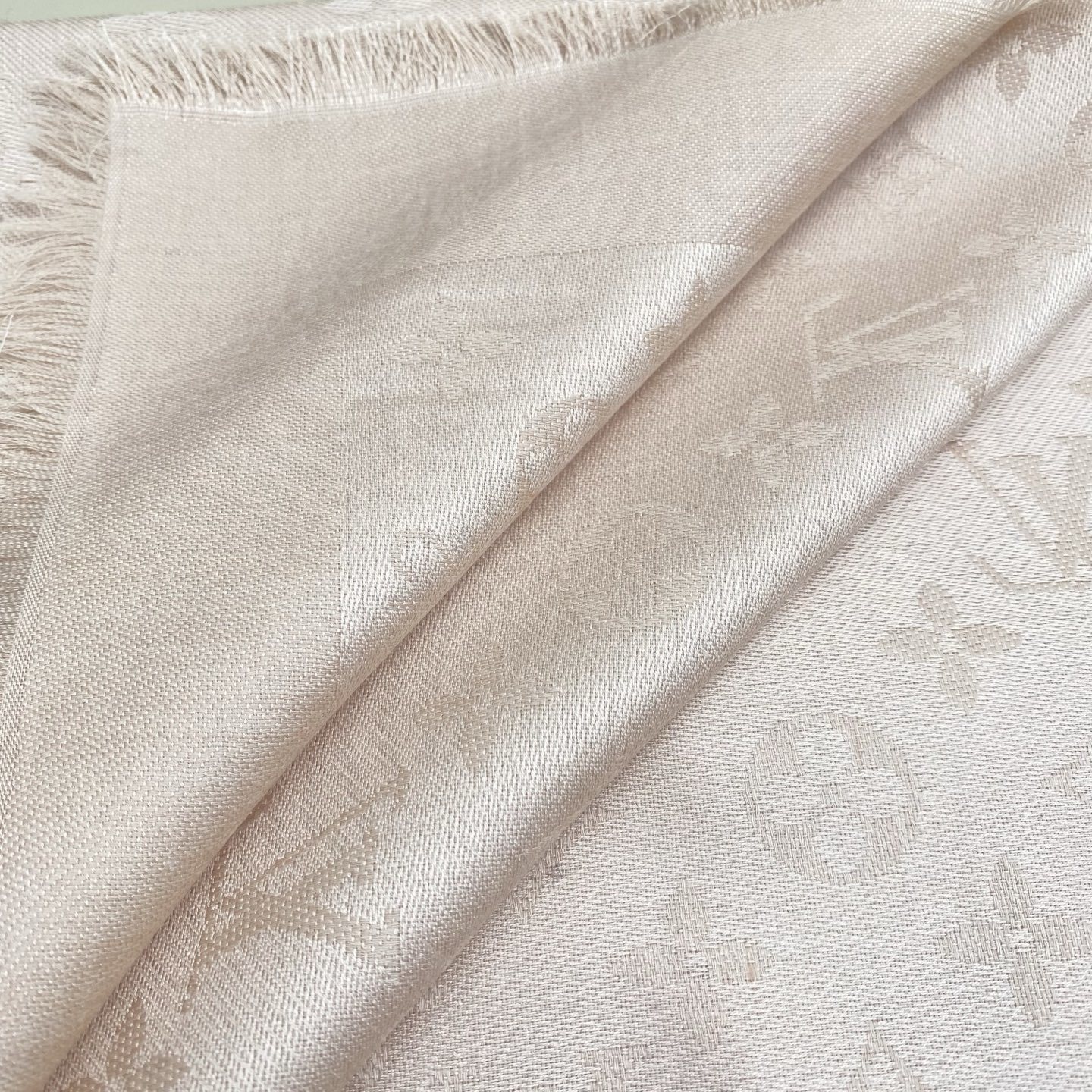 𝐋𝐕 素色字母组合披肩 140*140cm.60%桑蚕丝.40%绵羊毛Monogram Classic