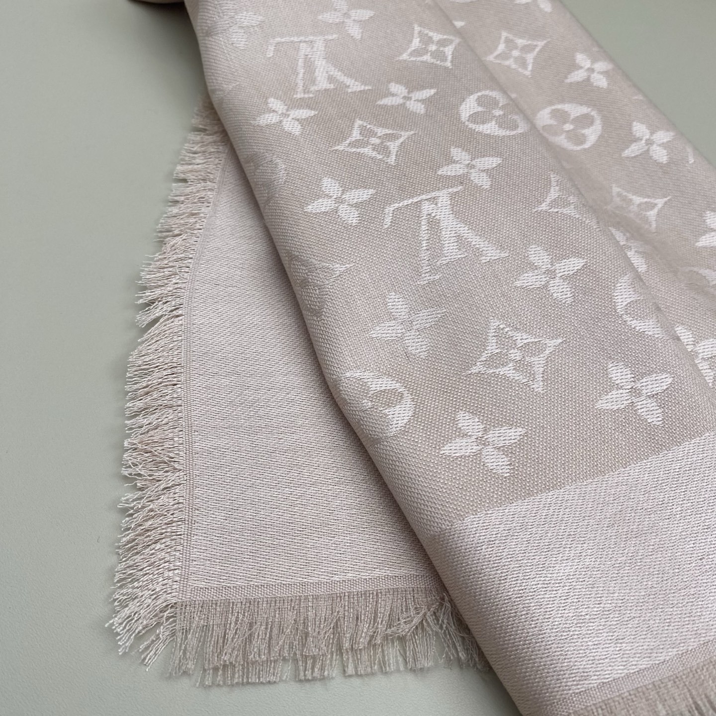 𝐋𝐕 素色字母组合披肩 140*140cm.60%桑蚕丝.40%绵羊毛Monogram Classic