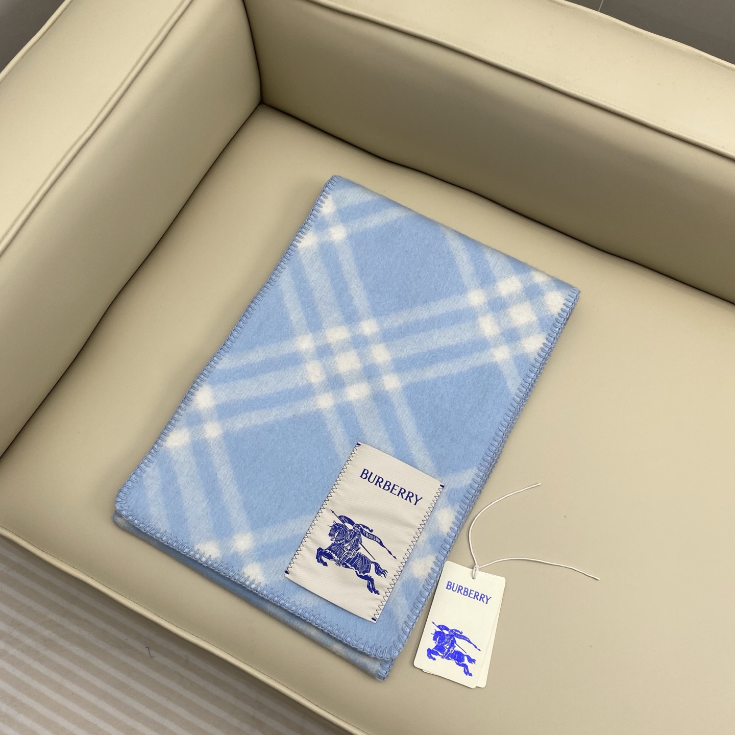 「高版斜纹标签」𝐁𝐁𝐫 格纹羊毛围巾182*30cm.100%羊毛羊毛围巾于精纺打造，装饰新季格纹。融入