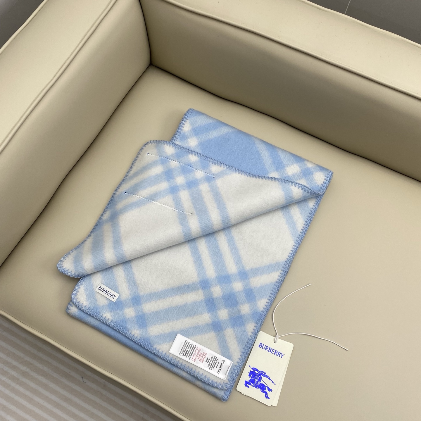 「高版斜纹标签」𝐁𝐁𝐫 格纹羊毛围巾182*30cm.100%羊毛羊毛围巾于精纺打造，装饰新季格纹。融入