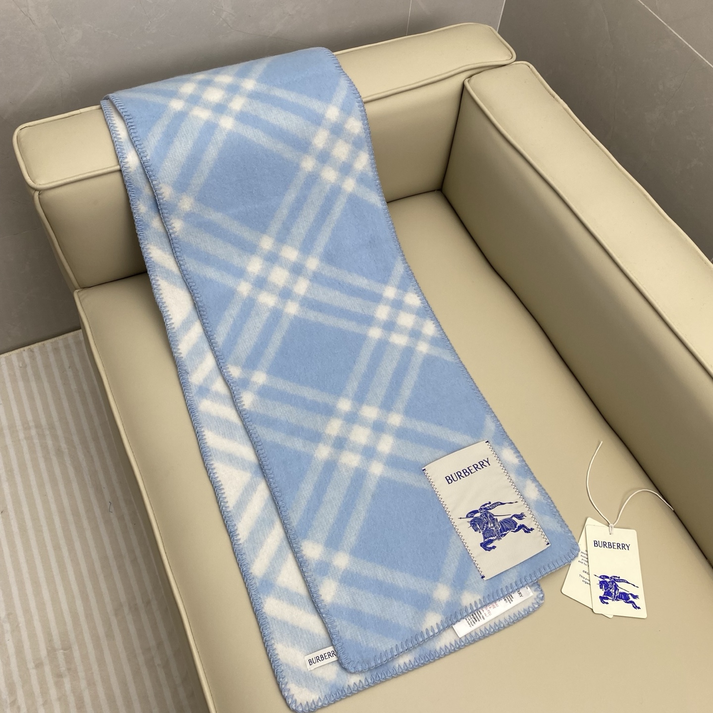 「高版斜纹标签」𝐁𝐁𝐫 格纹羊毛围巾182*30cm.100%羊毛羊毛围巾于精纺打造，装饰新季格纹。融入