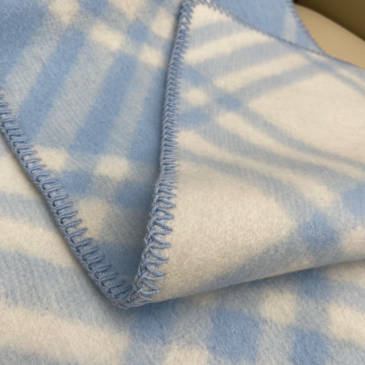 「高版斜纹标签」𝐁𝐁𝐫 格纹羊毛围巾182*30cm.100%羊毛羊毛围巾于精纺打造，装饰新季格纹。融入