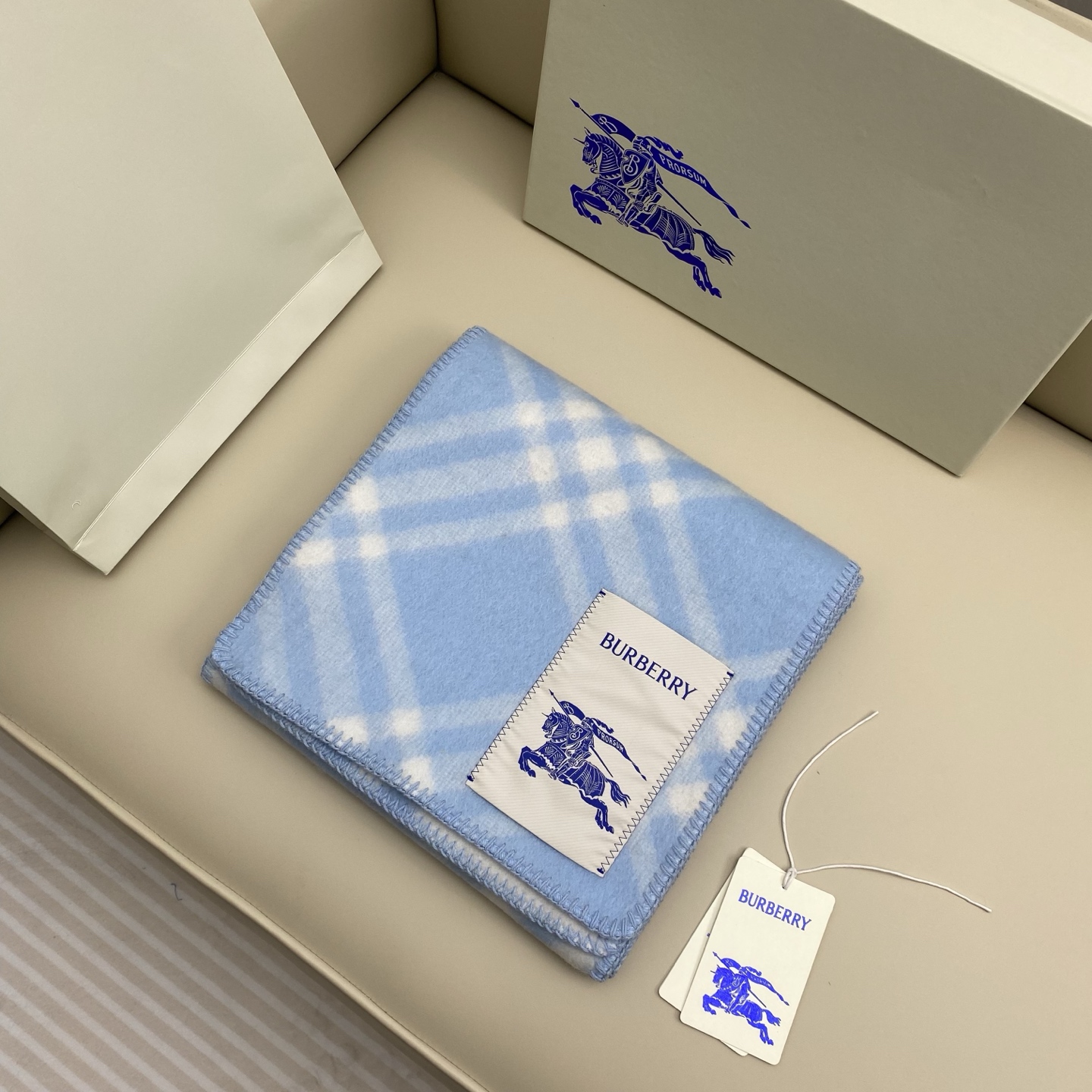 「高版斜纹标签」𝐁𝐁𝐫 格纹羊毛围巾182*30cm.100%羊毛羊毛围巾于精纺打造，装饰新季格纹。融入