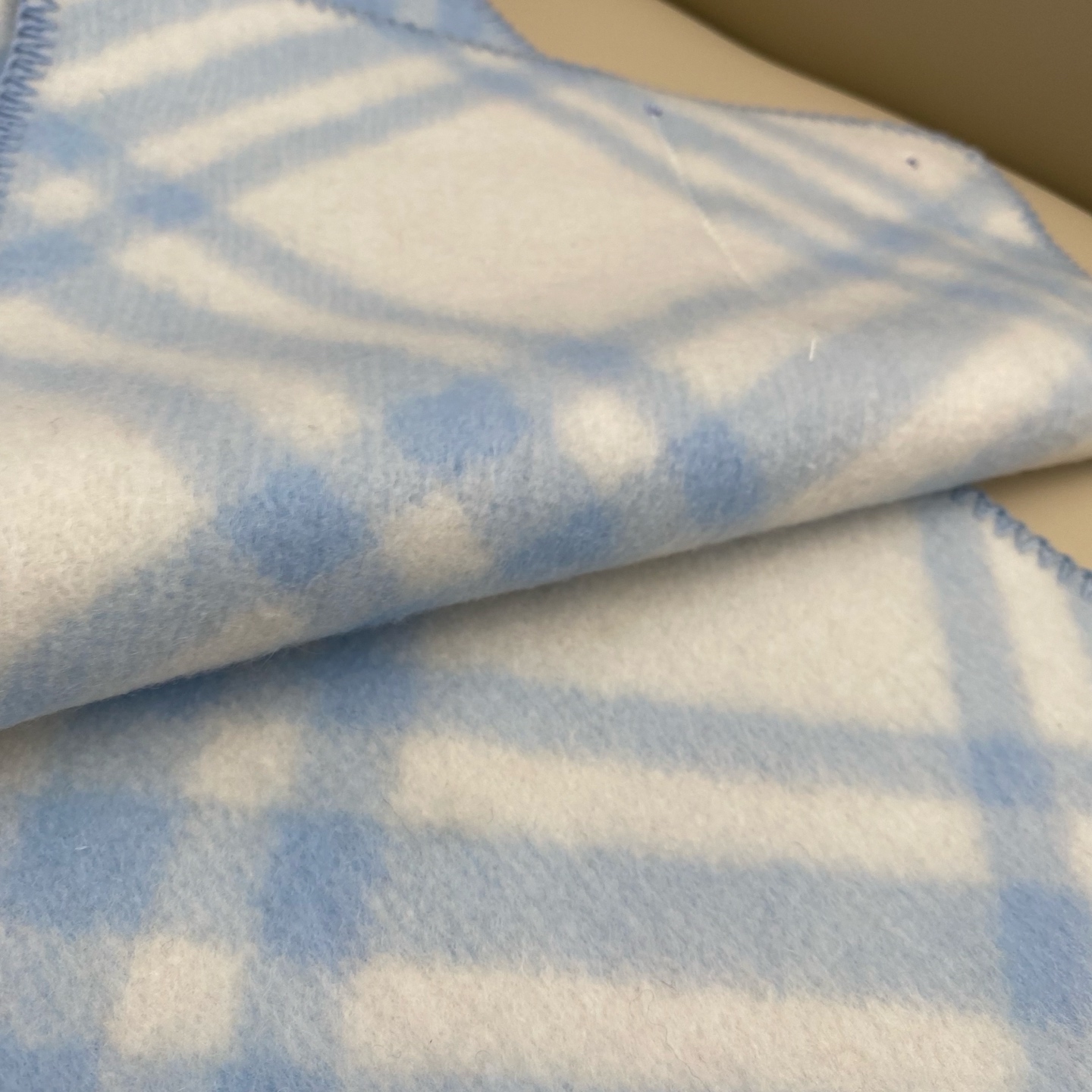 「高版斜纹标签」𝐁𝐁𝐫 格纹羊毛围巾182*30cm.100%羊毛羊毛围巾于精纺打造，装饰新季格纹。融入