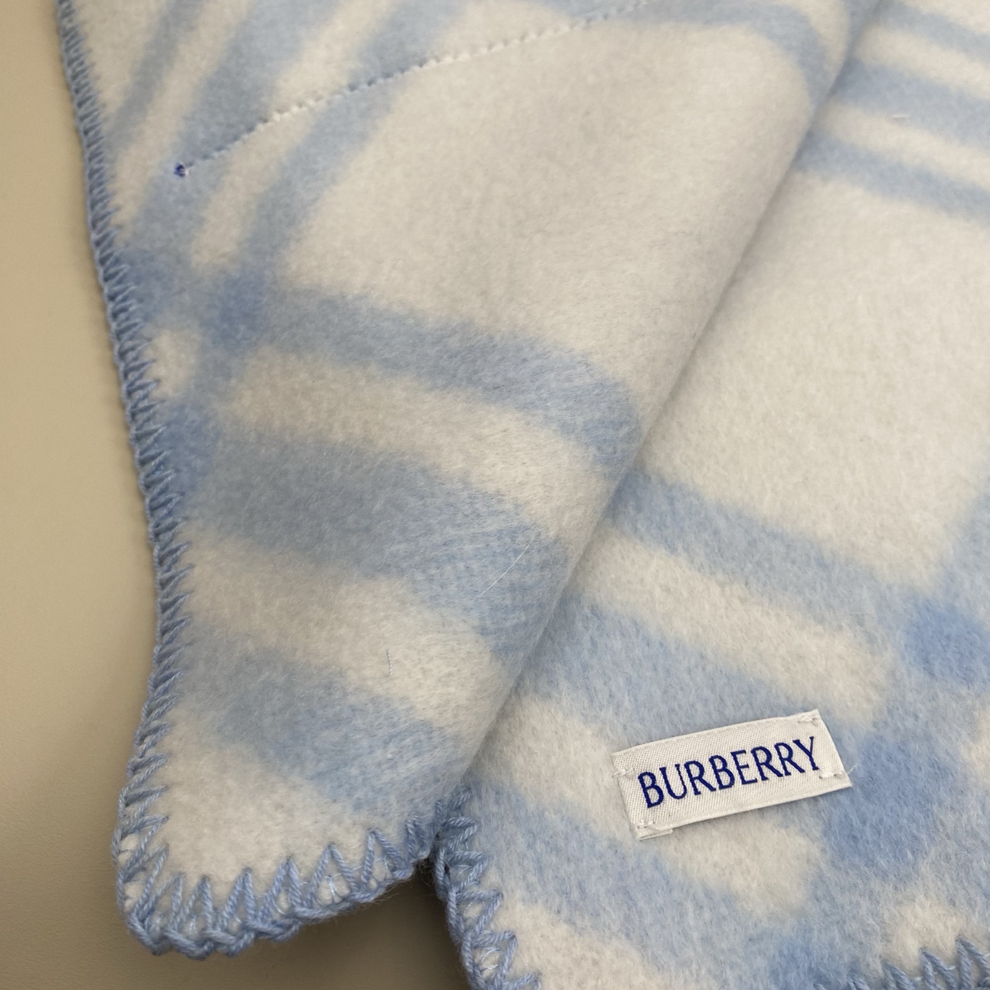 「高版斜纹标签」𝐁𝐁𝐫 格纹羊毛围巾182*30cm.100%羊毛羊毛围巾于精纺打造，装饰新季格纹。融入