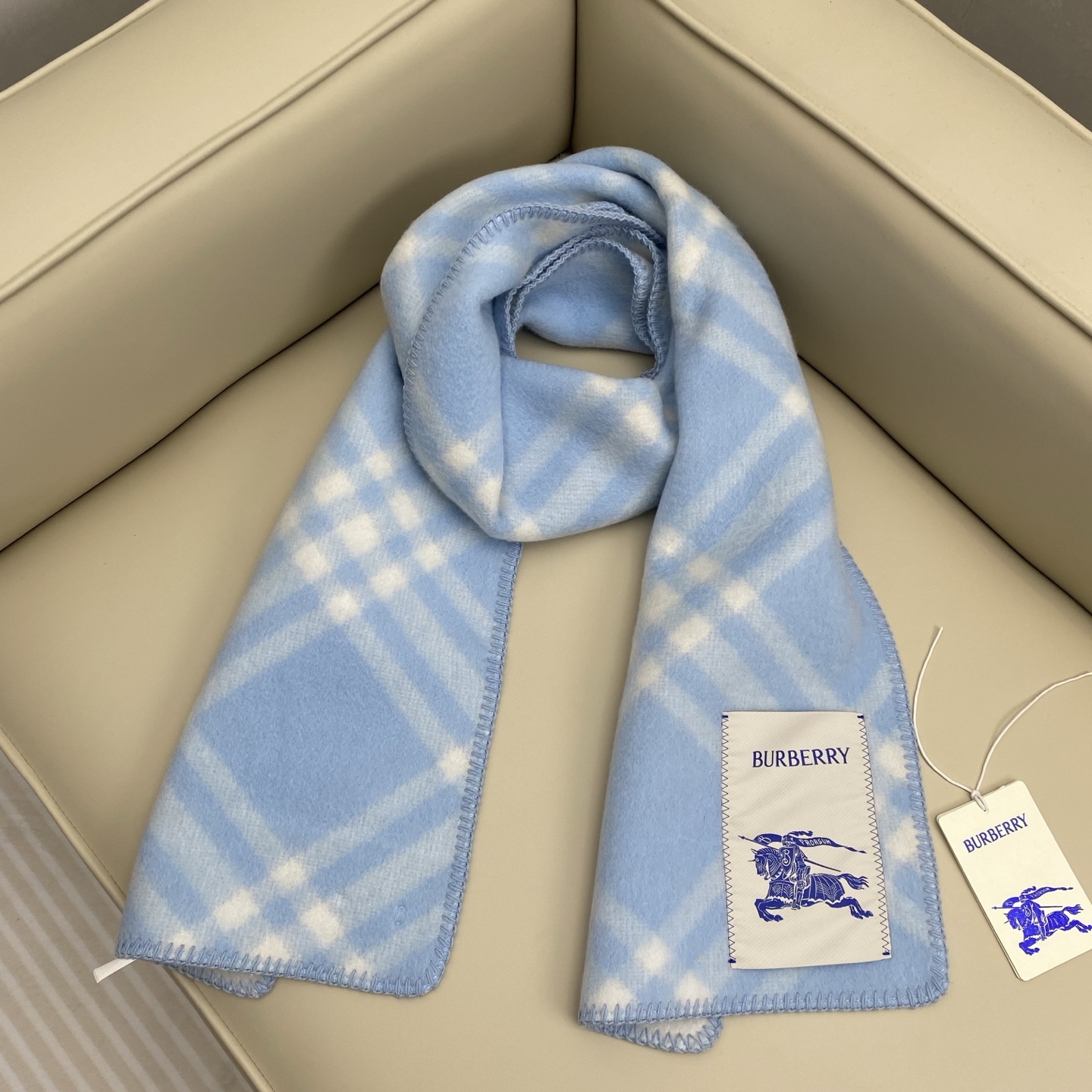 「高版斜纹标签」𝐁𝐁𝐫 格纹羊毛围巾182*30cm.100%羊毛羊毛围巾于精纺打造，装饰新季格纹。融入