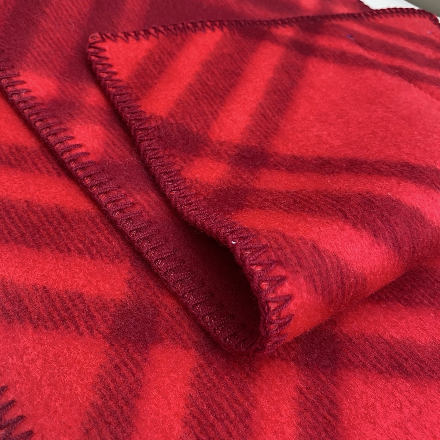 「高版斜纹标签」𝐁𝐁𝐫 格纹羊毛围巾182*30cm.100%羊毛羊毛围巾于精纺打造，装饰新季格纹。融入