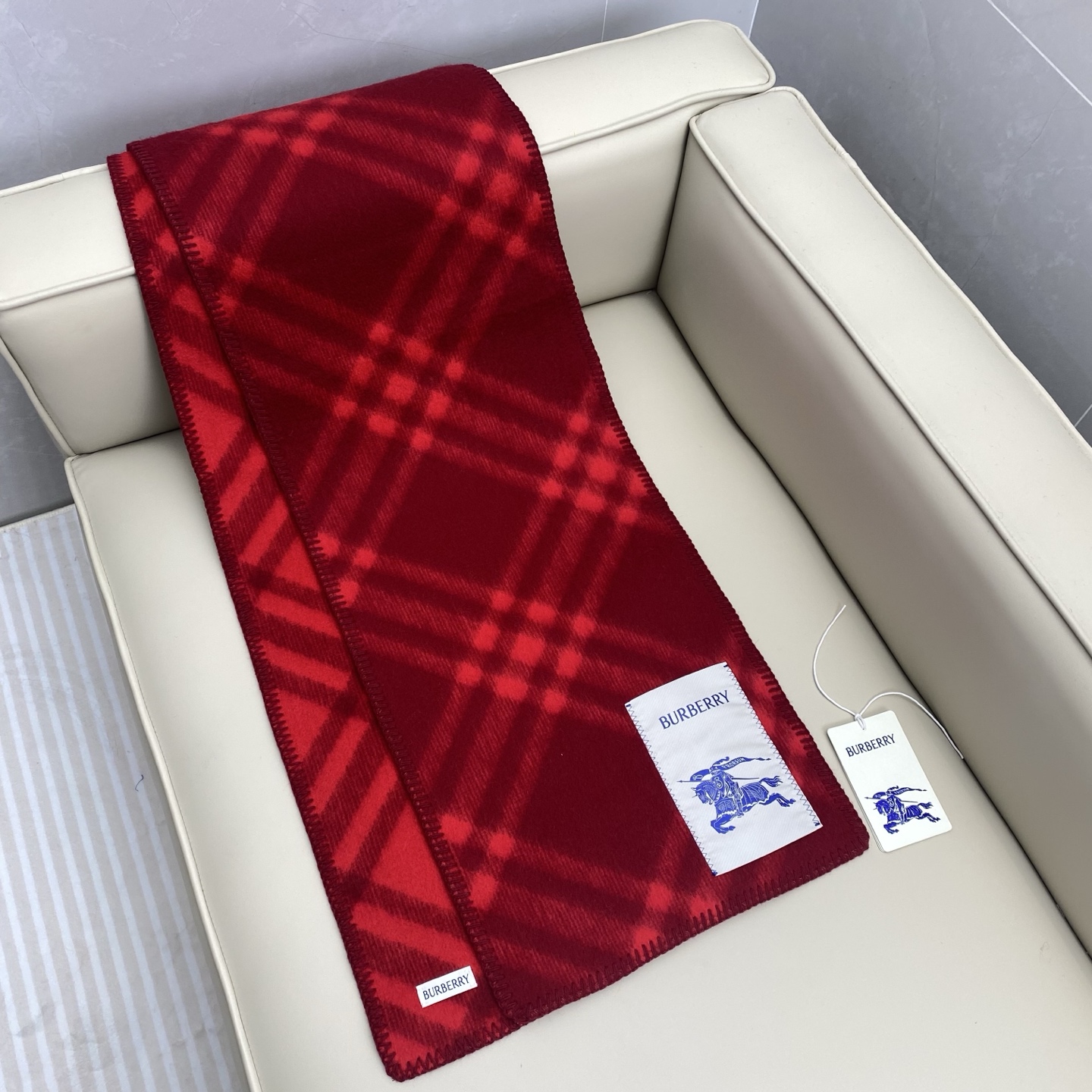 「高版斜纹标签」𝐁𝐁𝐫 格纹羊毛围巾182*30cm.100%羊毛羊毛围巾于精纺打造，装饰新季格纹。融入